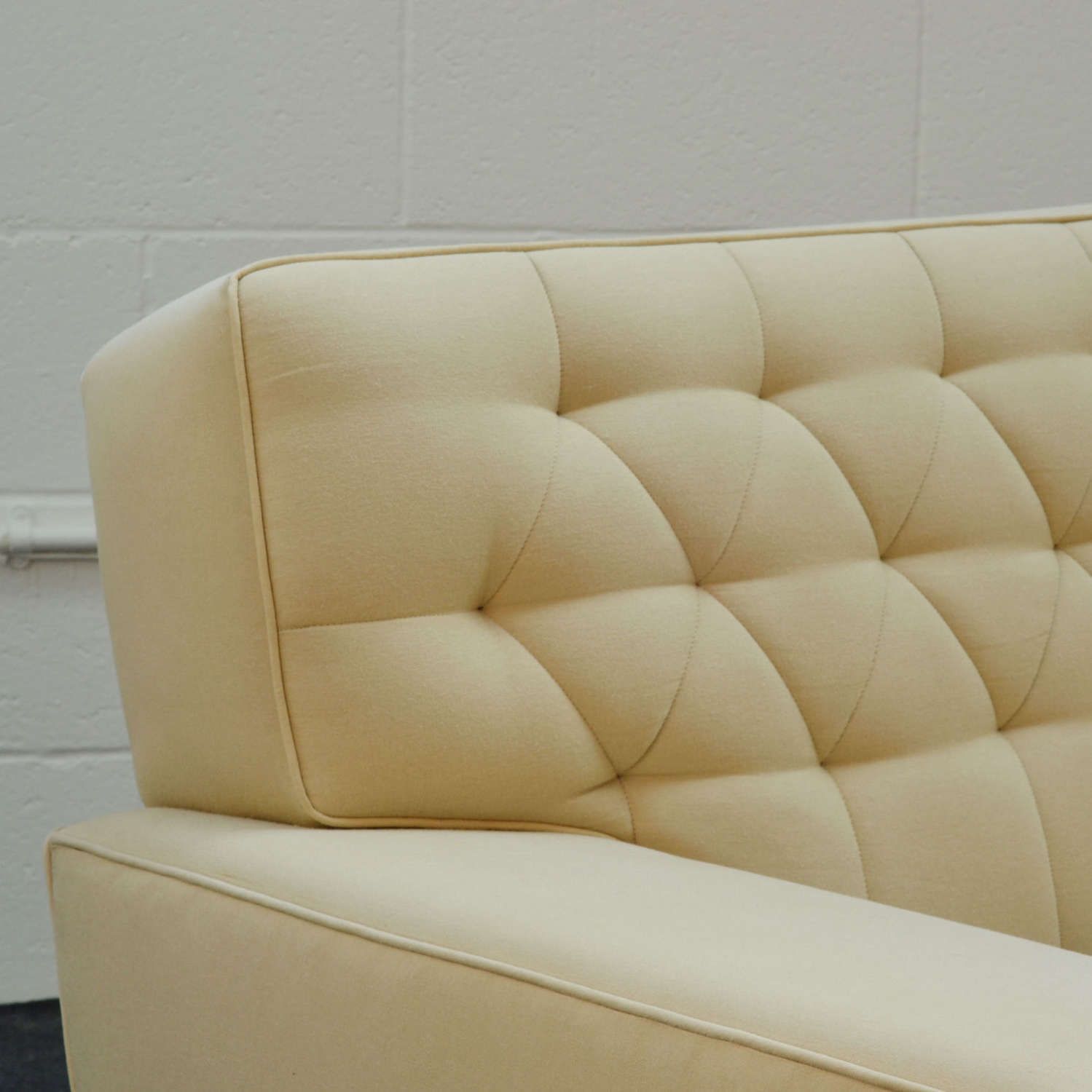 photo vinterior Pair Of Large Cream 1950's Club Chairs Attributed To Paul Mccobb