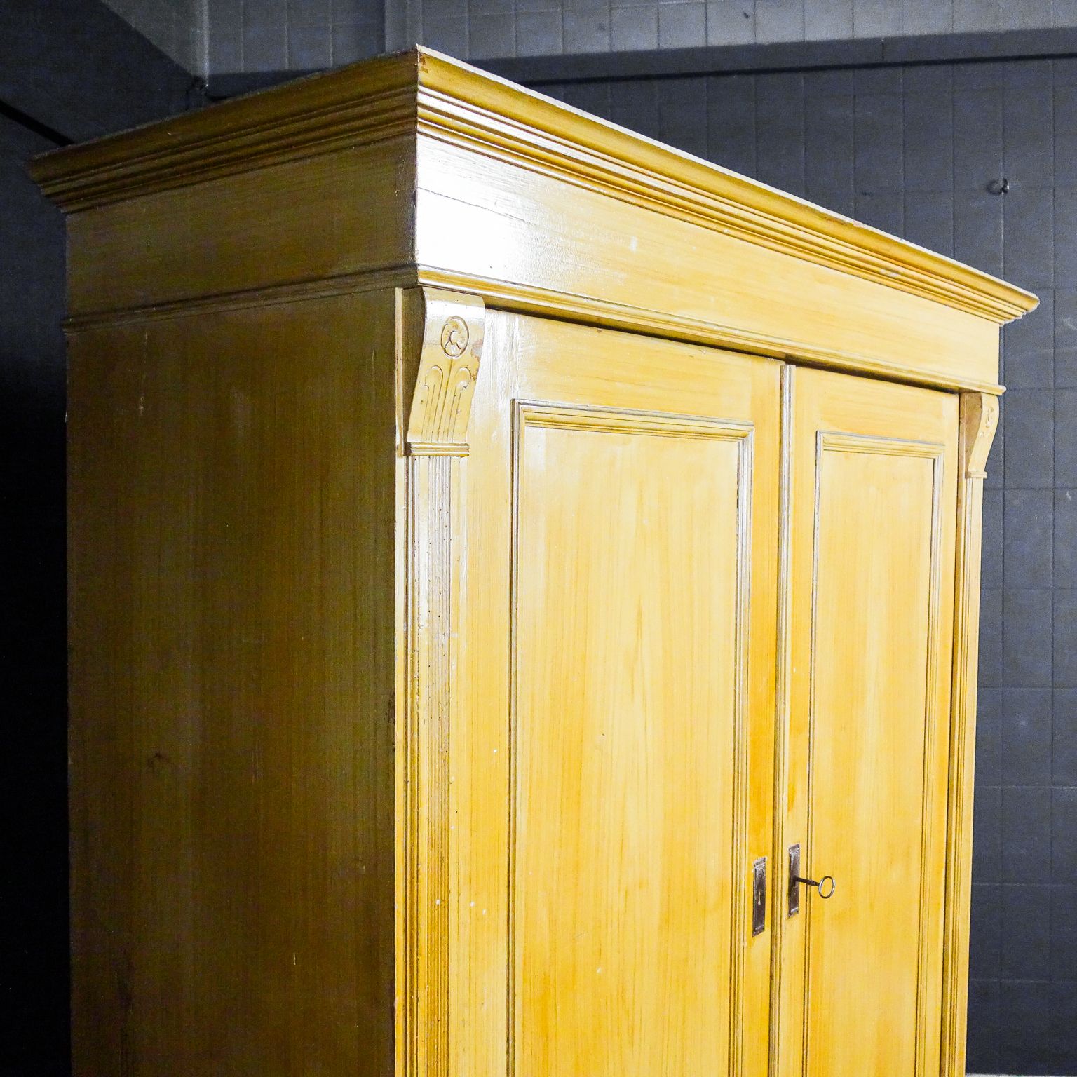 photo for sale Brocante Houten Kast Met 2 Deuren – Begin 1900