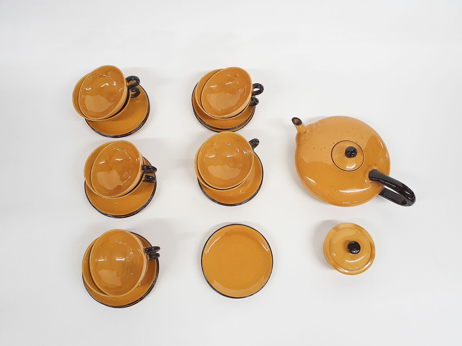 Oker Porseleinen Servies Van Roger Mourre Voor Dieulefit, Frankrijk, Ca. Jaren 1950 photo for sale