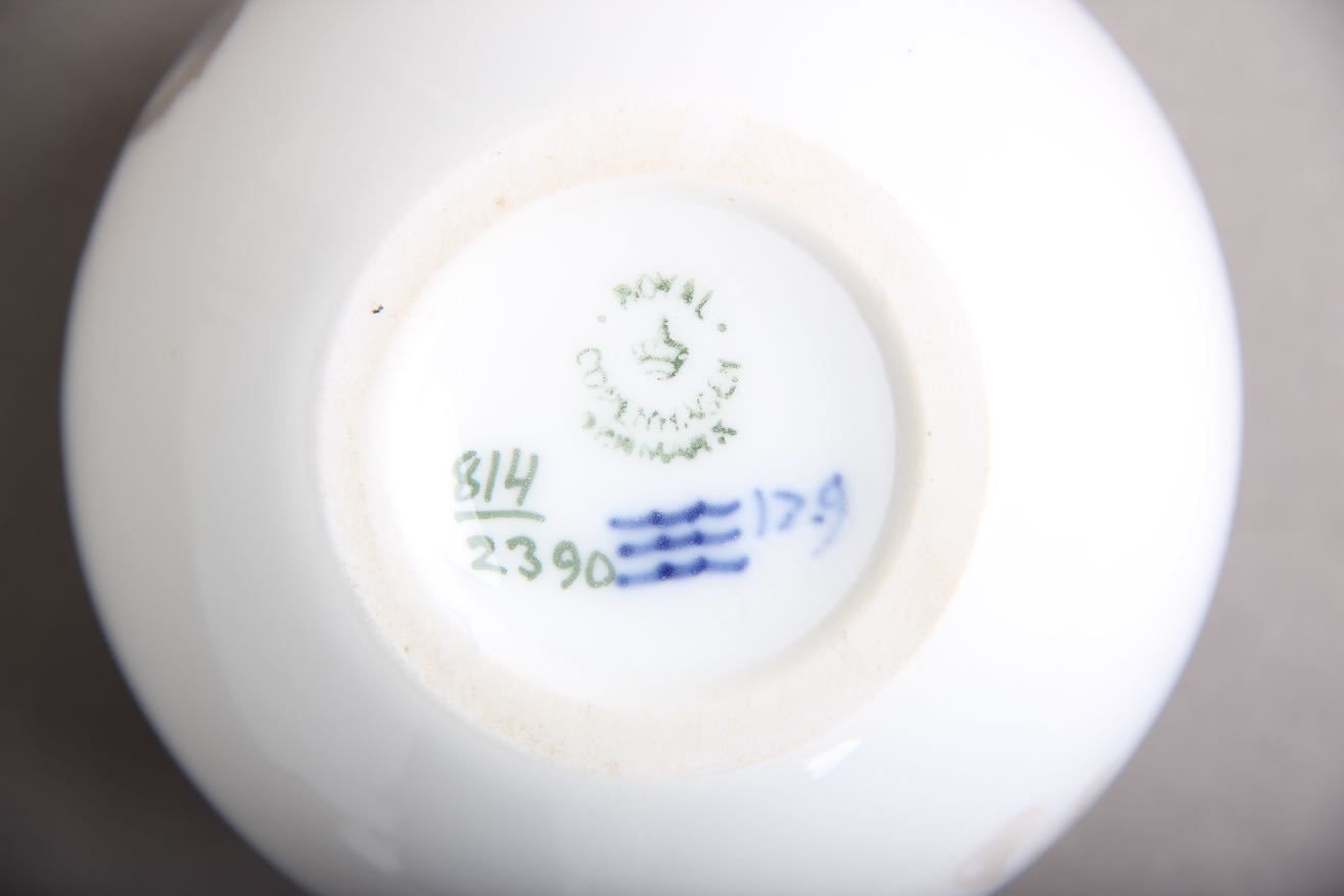 Danish Royal Copenhagen, Vase Model 814/2390. Flowers And Butterflies. photo 100.0