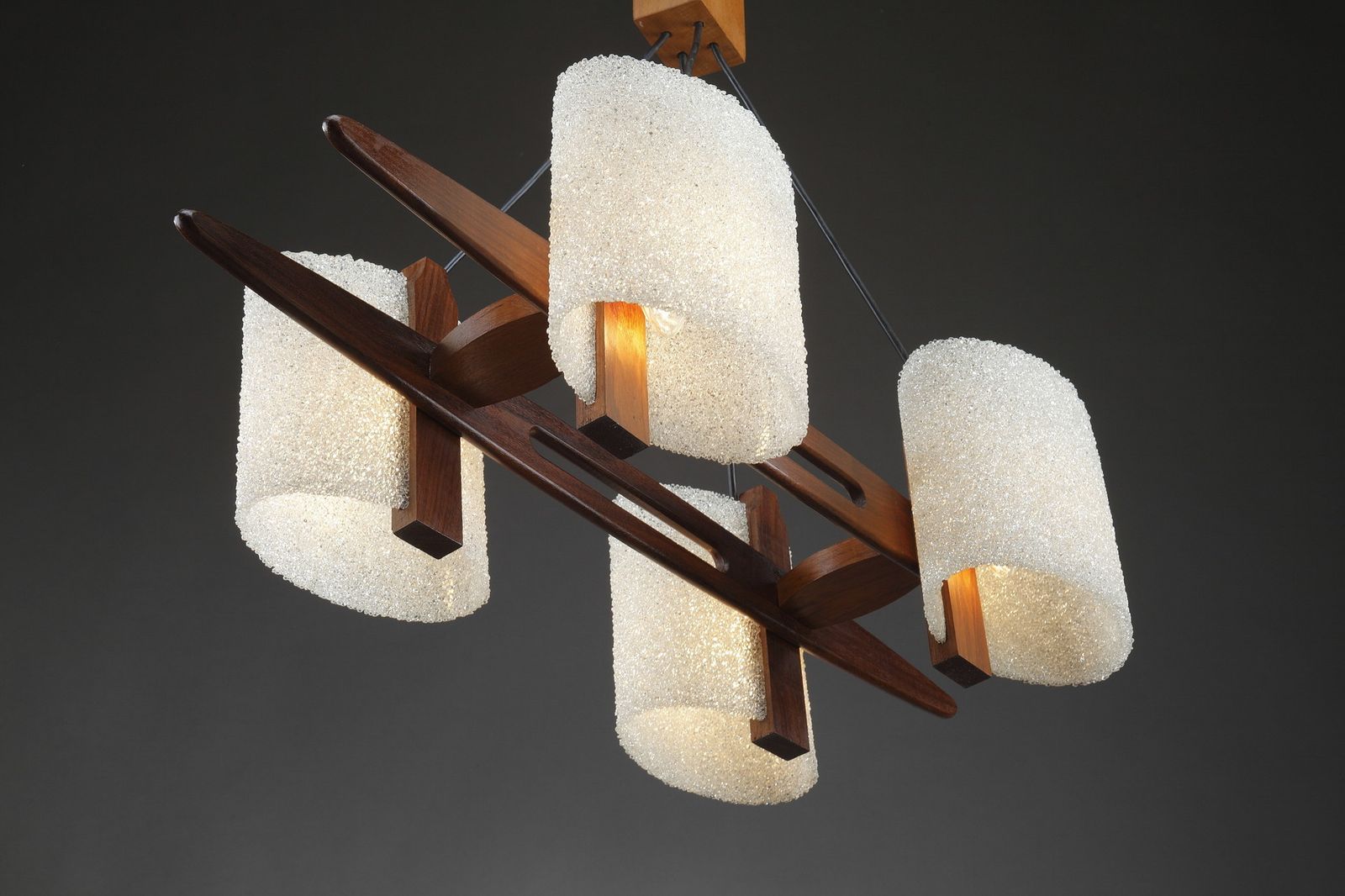 photo vinterior Lampe suspendue scandinave en teck et Perplex granit