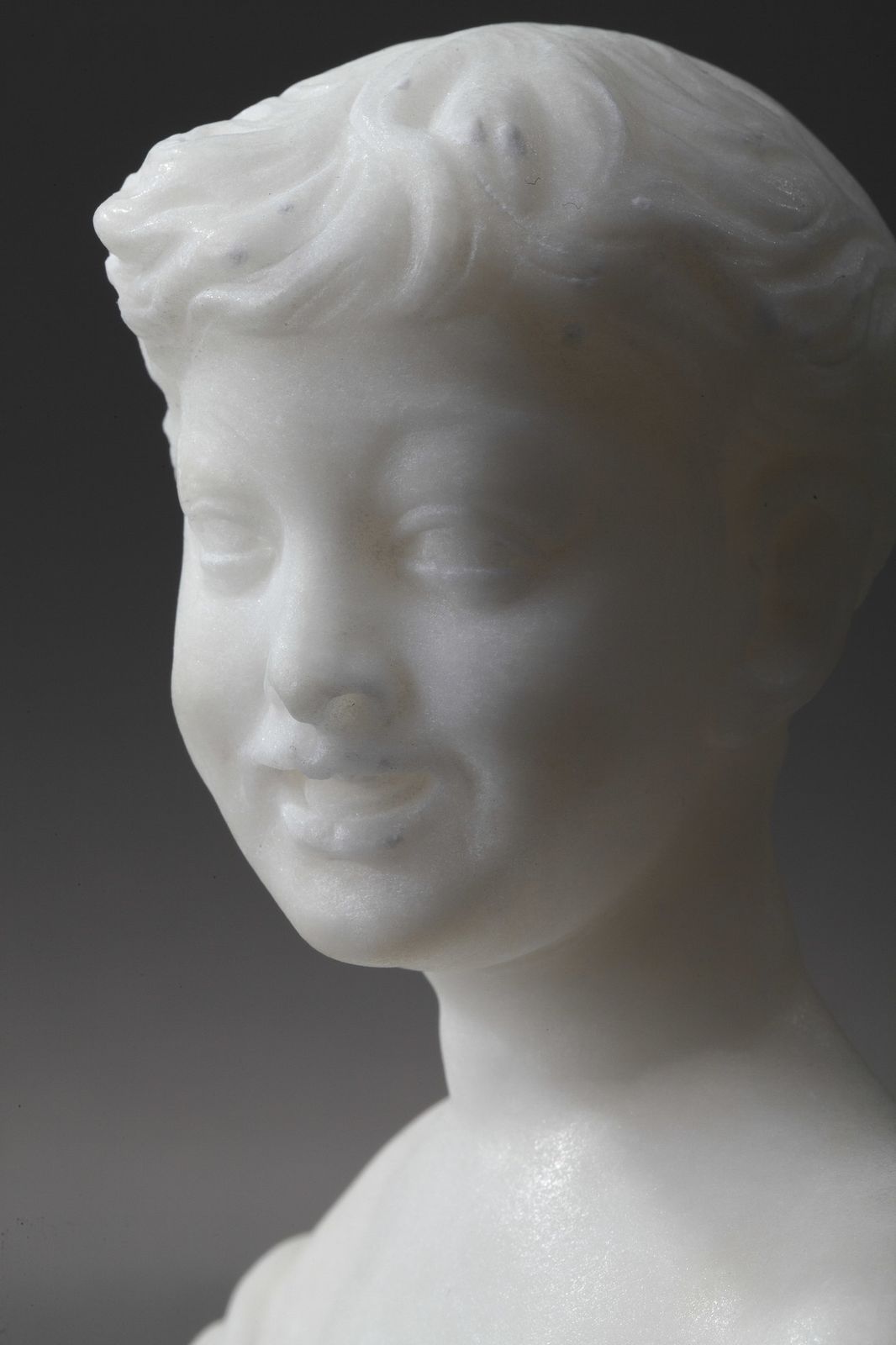 Art Petit buste en albâtre représentant un jeune garçon photo
