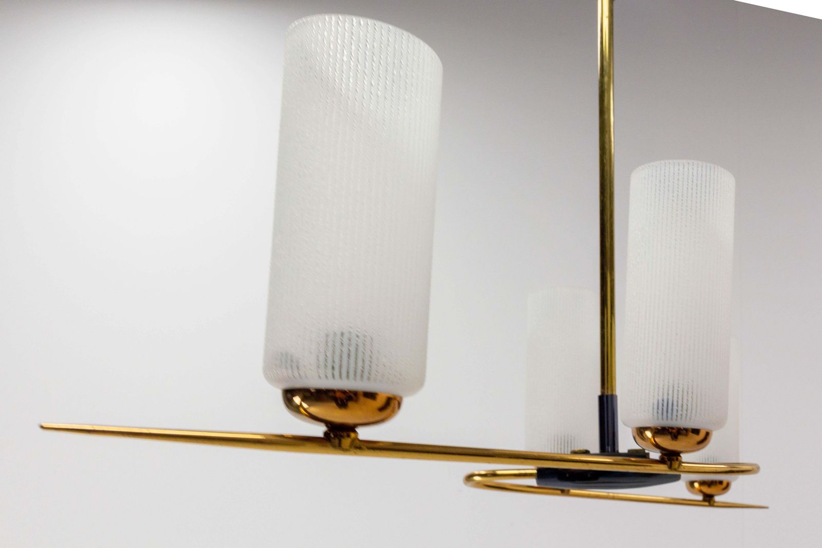 Lustre français en chrome doré et verre dépoli de style Arlus, 1960 photo vinterior