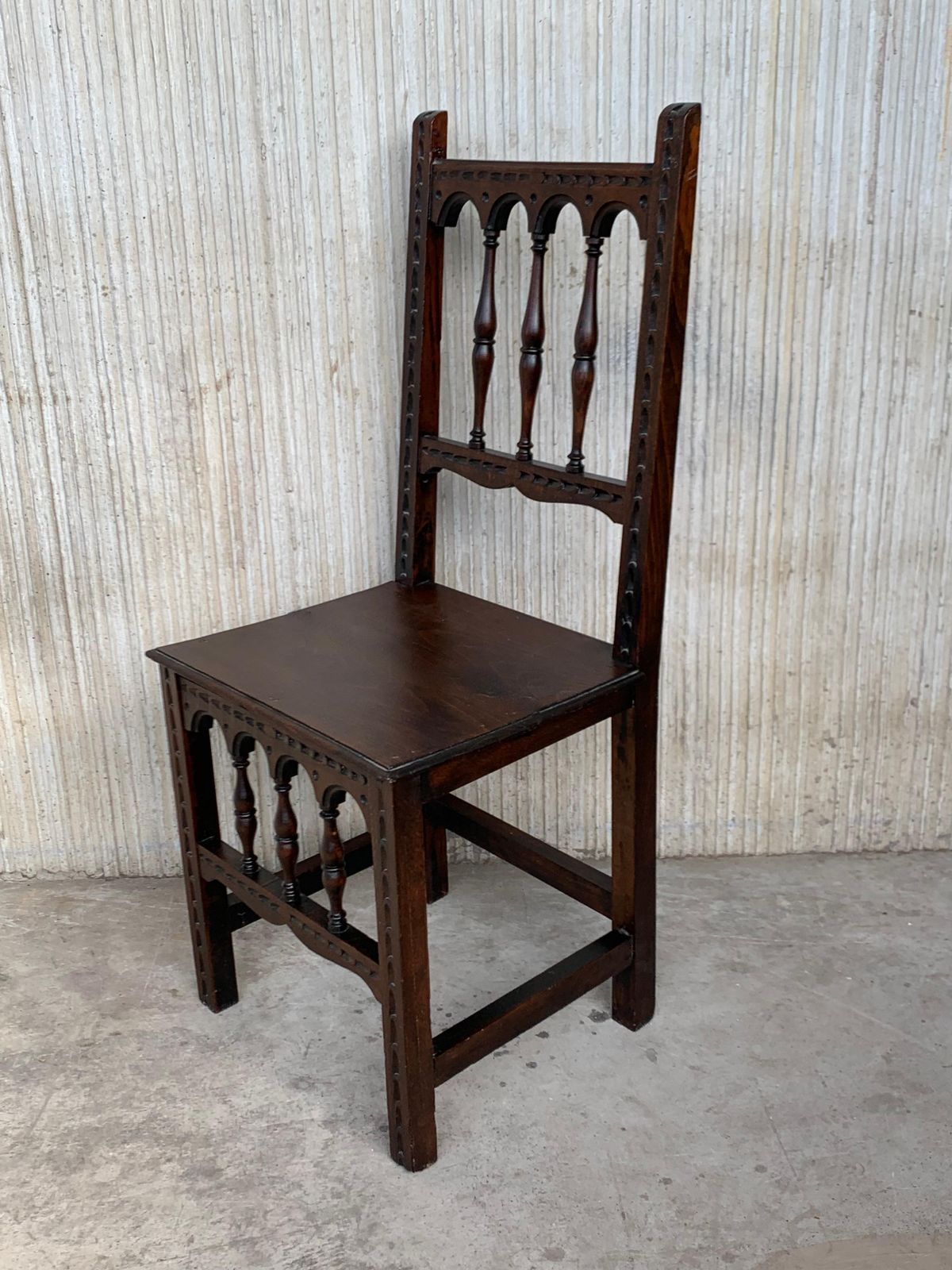 Ensemble de quatre chaises espagnoles sculptées, assise en bois, début du XXe siècle photo 3171.0