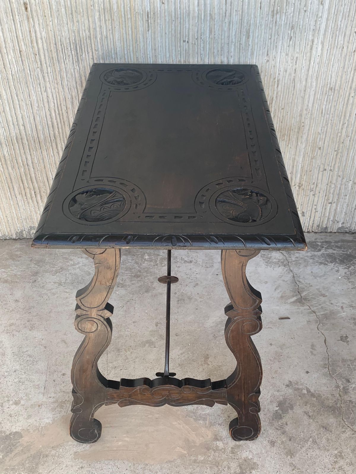 Table d'appoint baroque espagnole, plateau et pieds sculptés, traverses en fer, XIXe siècle photo vinterior