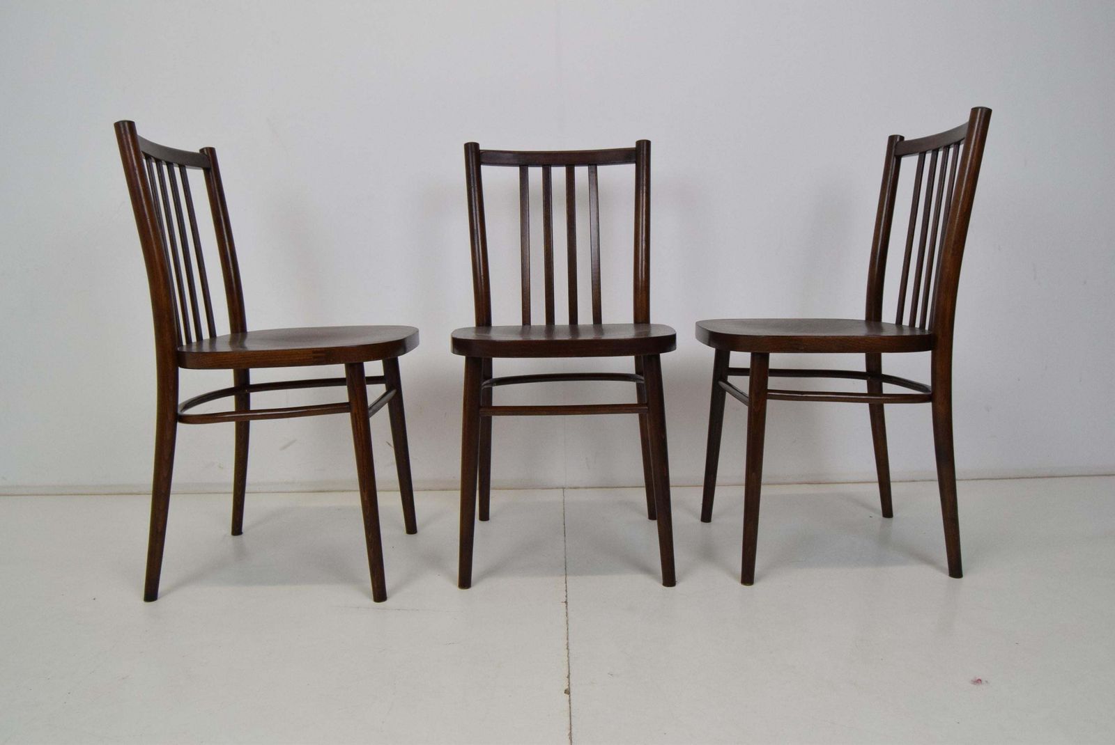 Mid Century Set Van Drie Stoelen, Ton, Jaren 1960. photo vintage