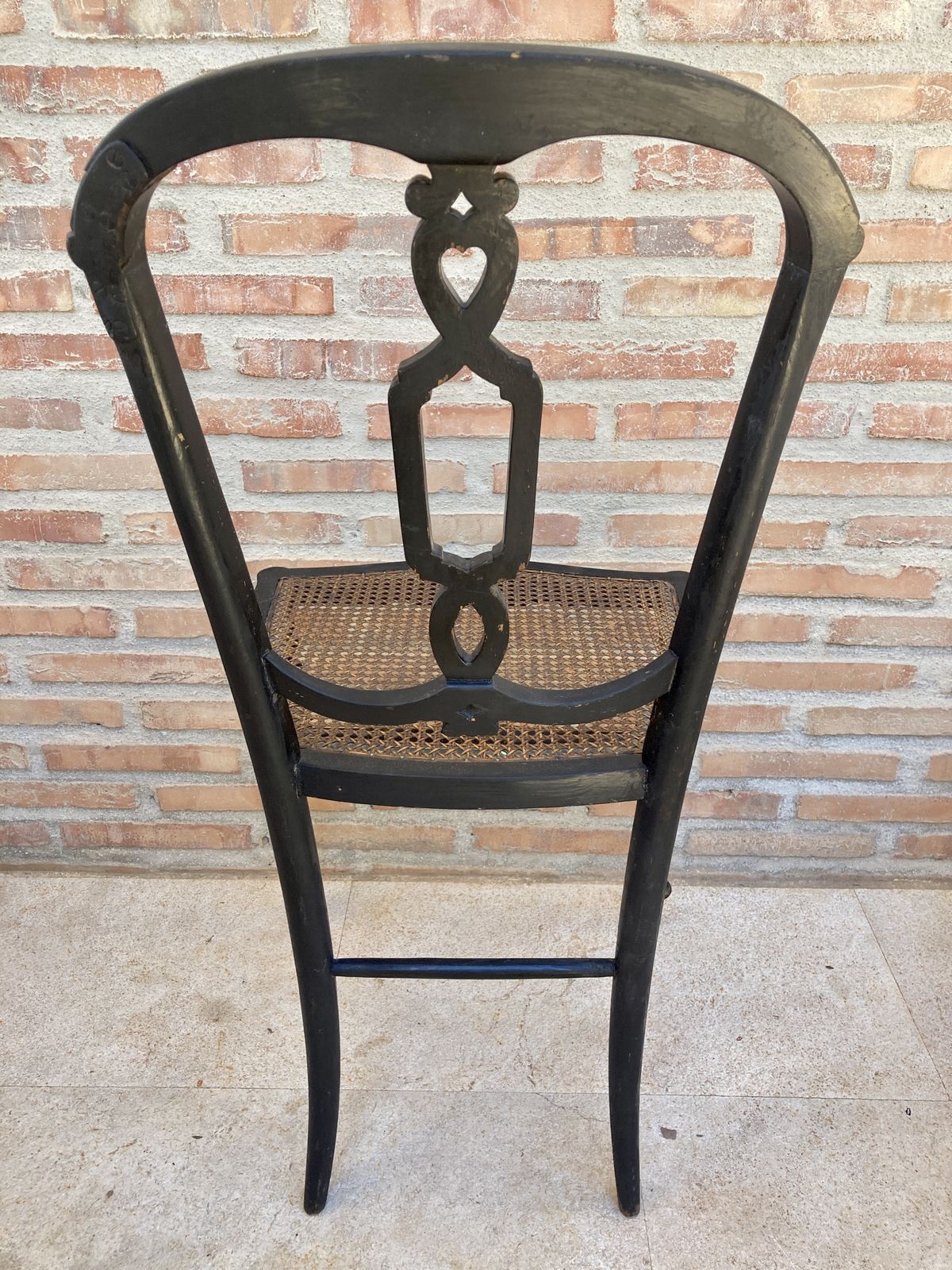 Elizabethaanse Houten Stoelen Gelakt In Zwart En Versierd In Goud Met Parelmoer Inlegwerk En Rieten Zitting, Set Van 2 photo for sale