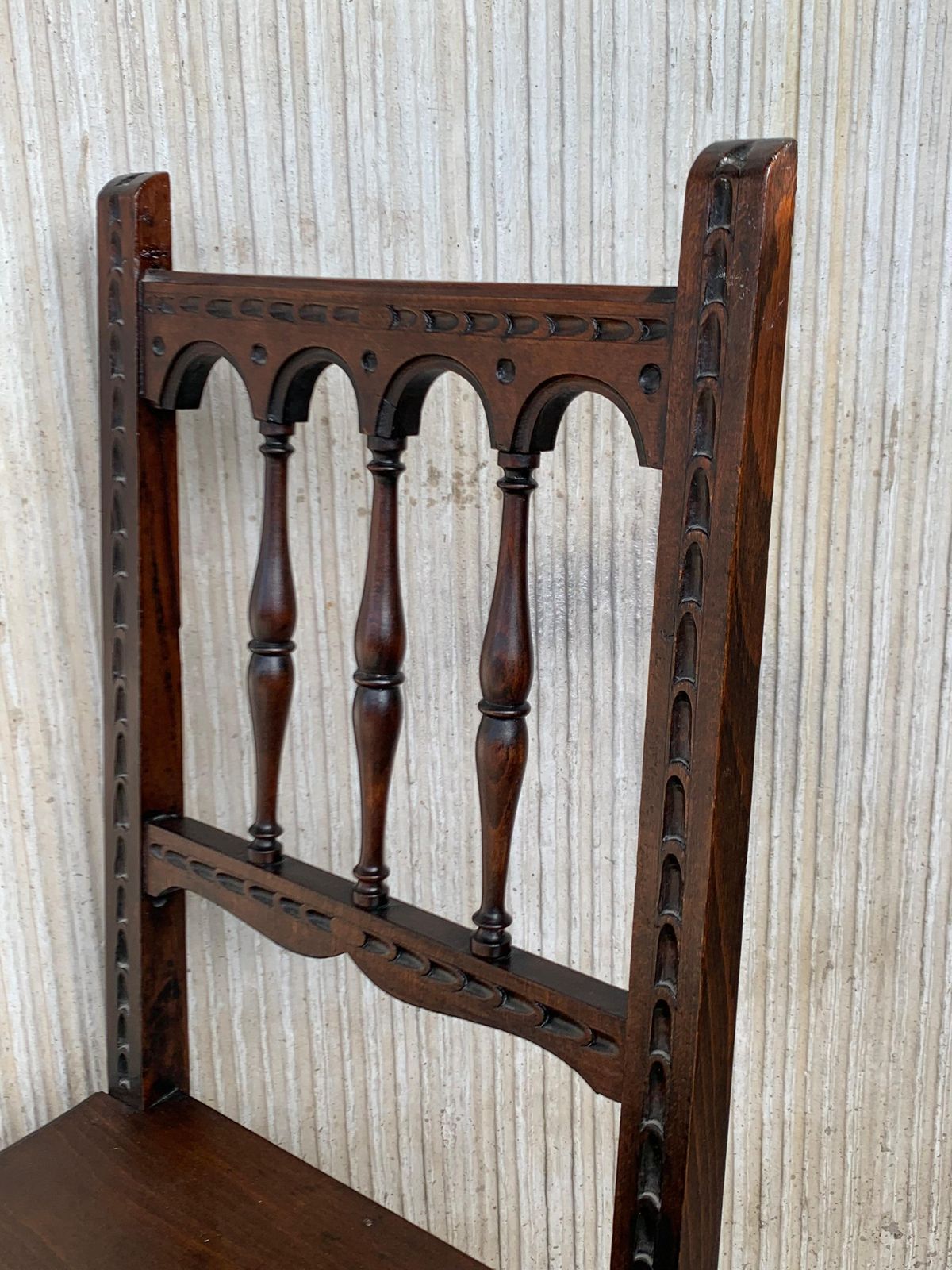photo furniture Ensemble de quatre chaises espagnoles sculptées, assise en bois, début du XXe siècle