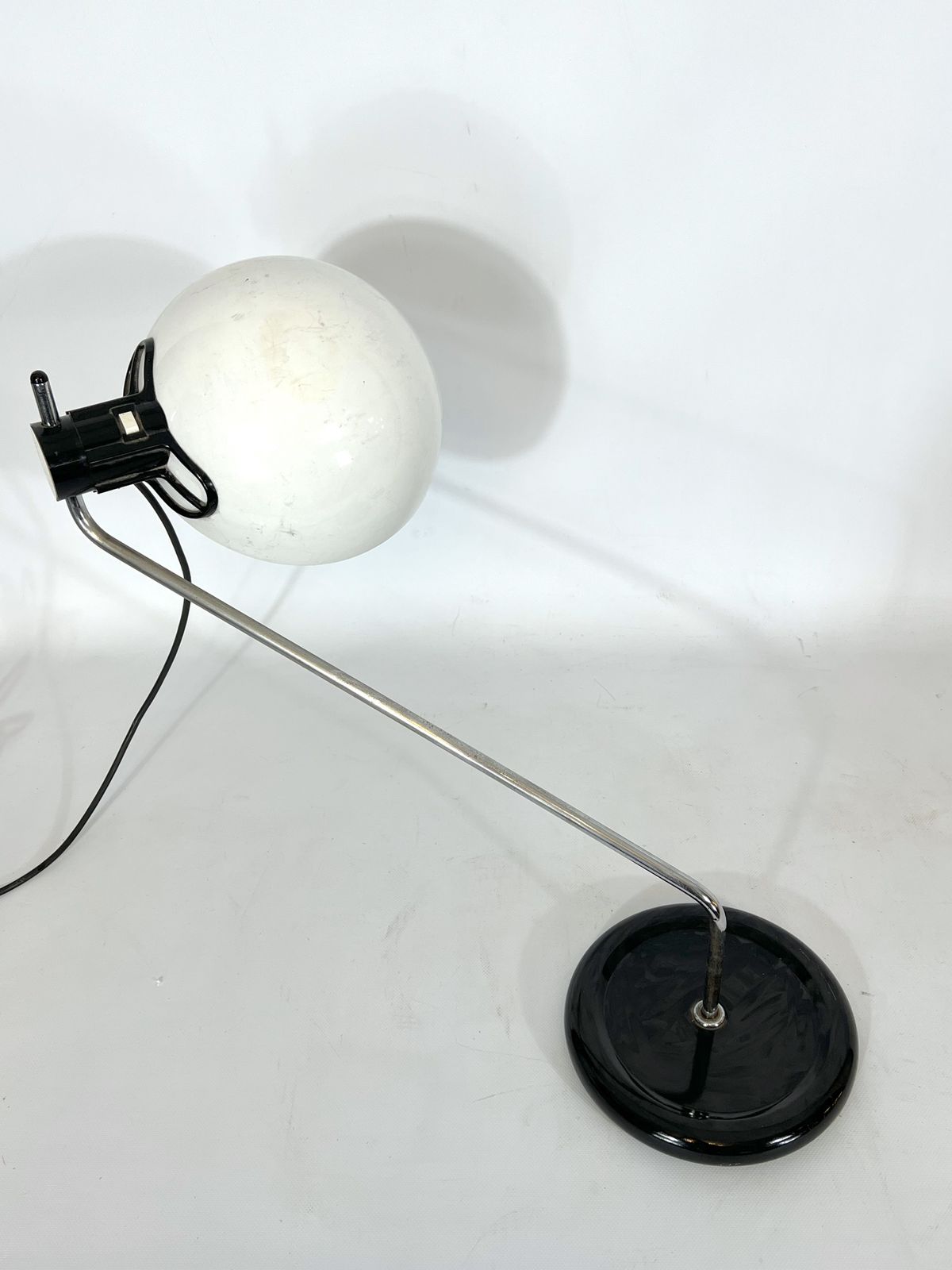 Harvey Guzzini, Chrome And Plastic Articulated Table Lamp photo vintage