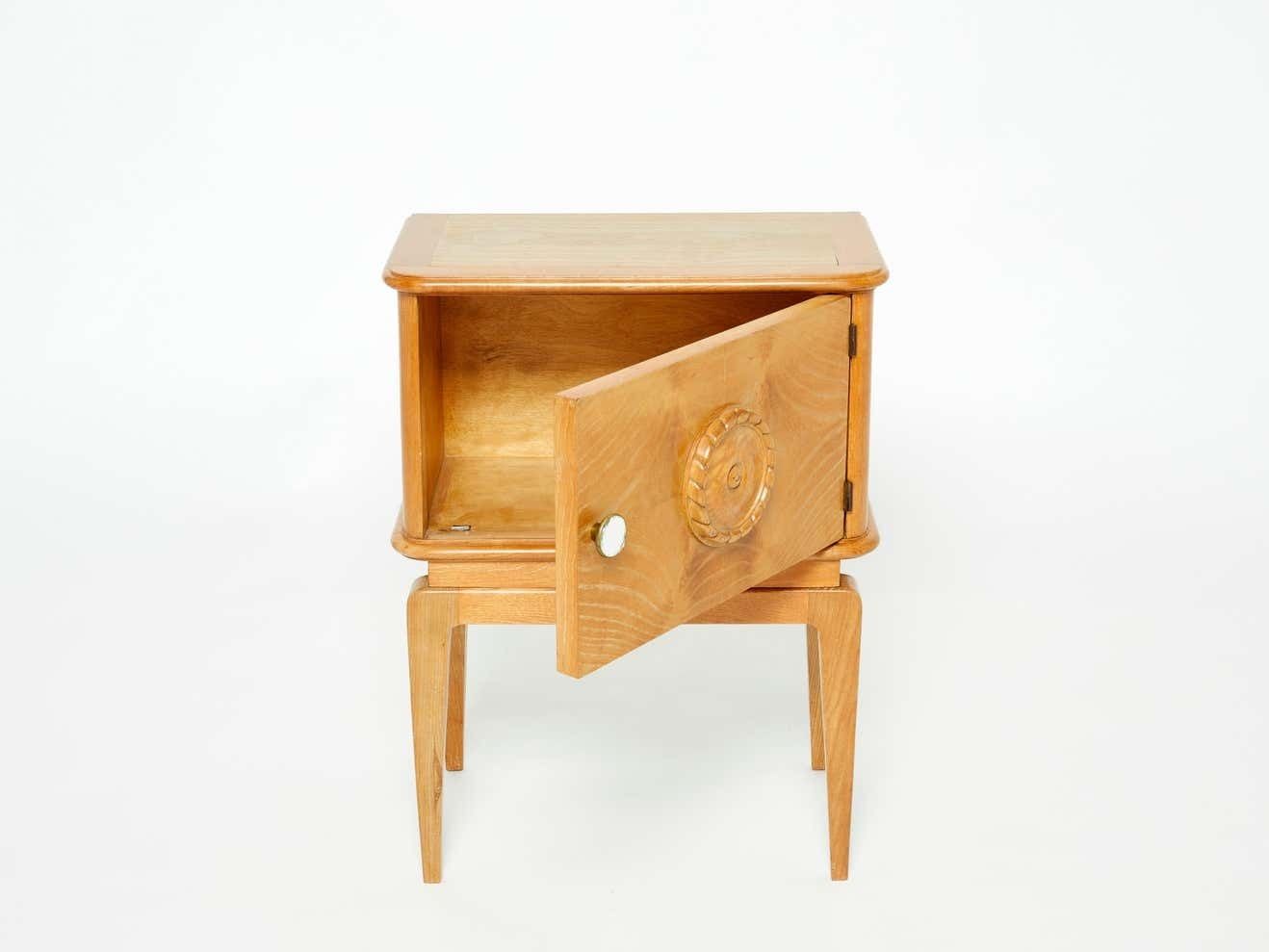 Table de chevet Art déco française en bois de frêne sculpté, années 1940 photo for sale