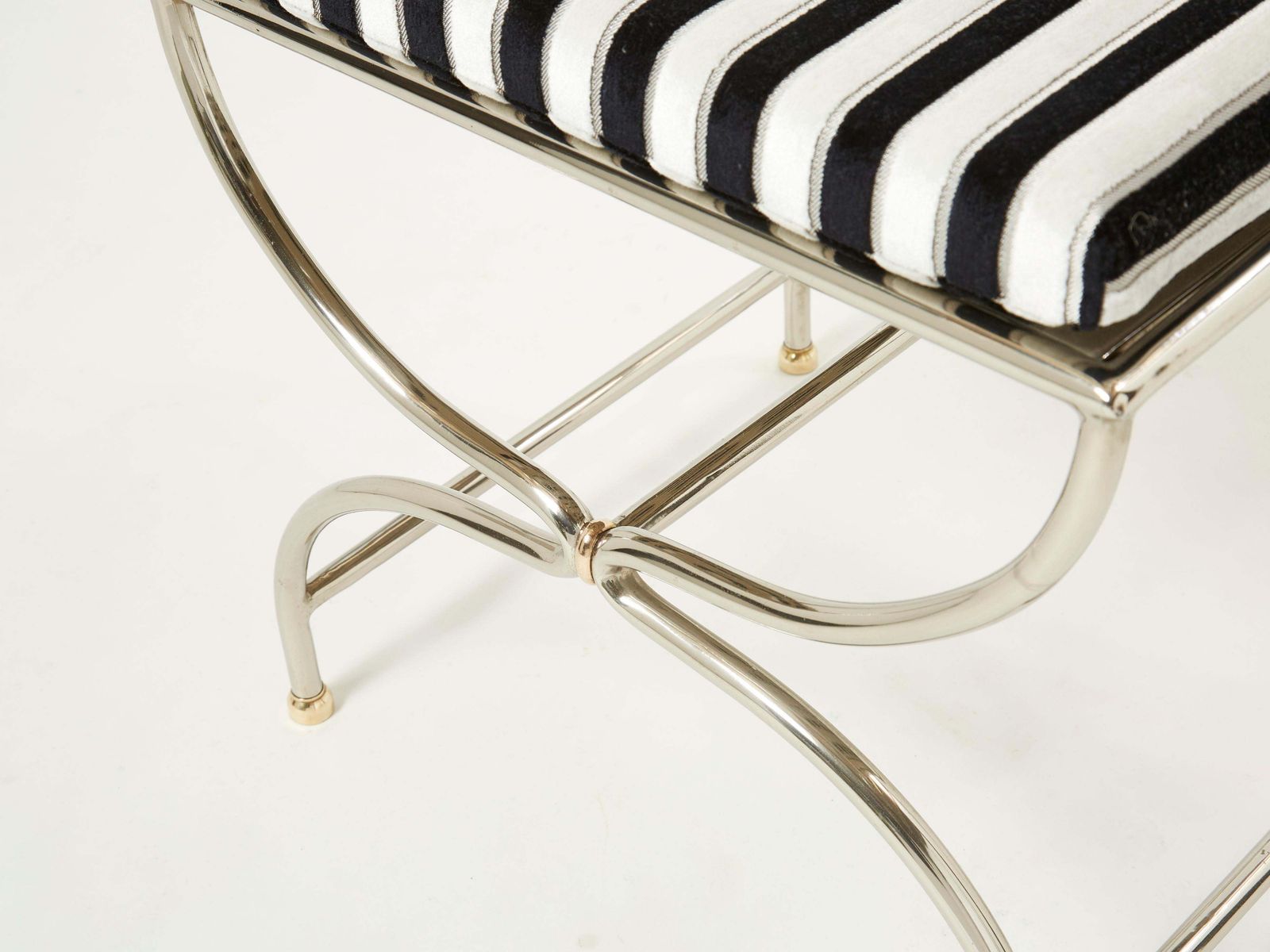 Ensemble de douze chaises curules en acier, laiton et velours, par Maison Jansen, années 1960 photo vintage