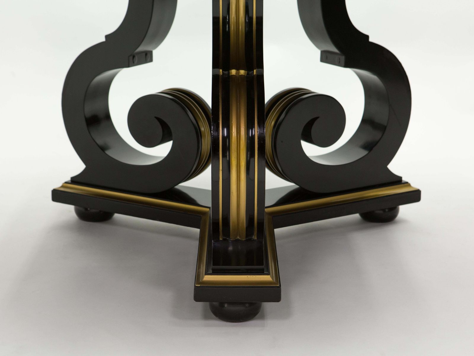 Table Maurice Hirsch néoclassique noire dorée à plateau miroir, années 1970 photo vintage