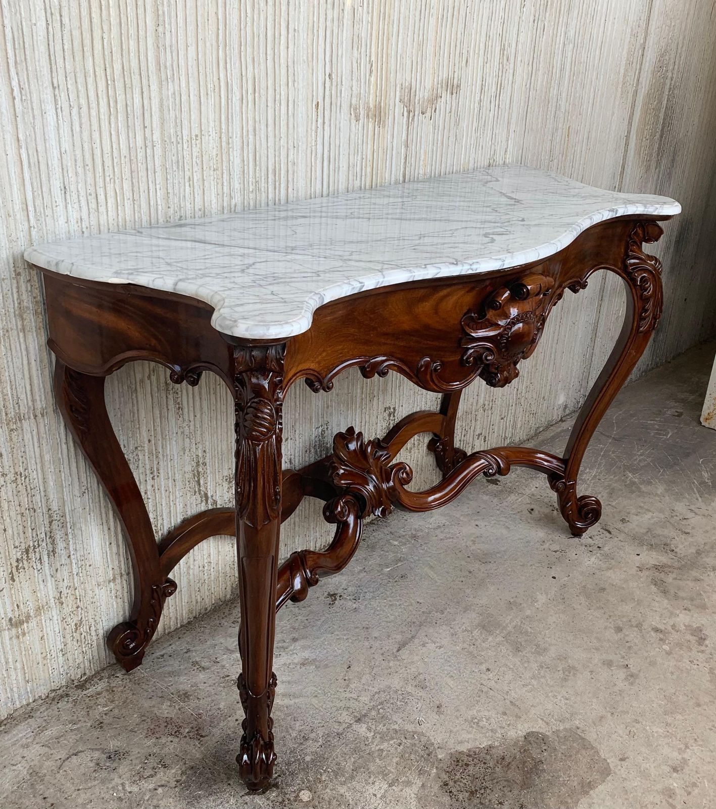 photo for sale Console Régence française en noyer sculpté, plateau en marbre blanc, 2 disponibles