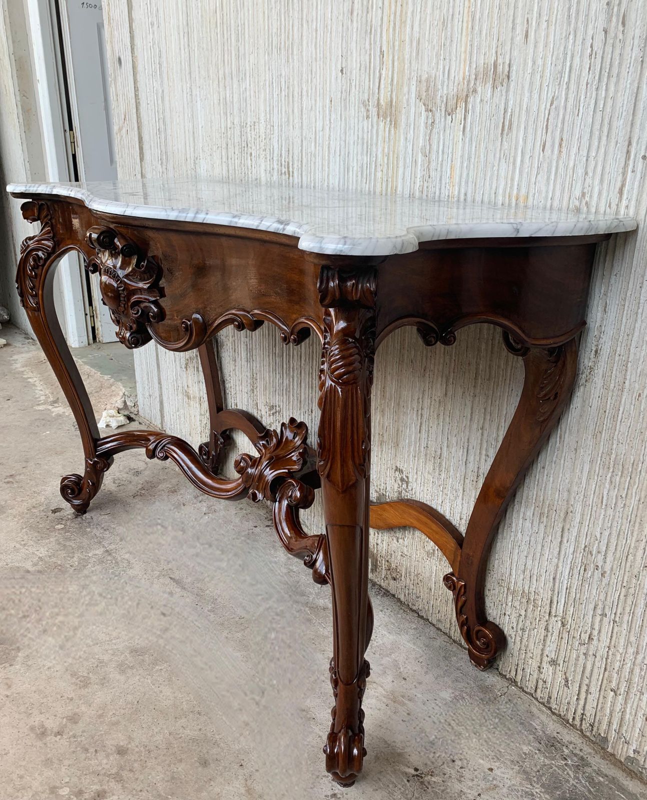 Mobilier Console Régence française en noyer sculpté, plateau en marbre blanc, 2 disponibles photo