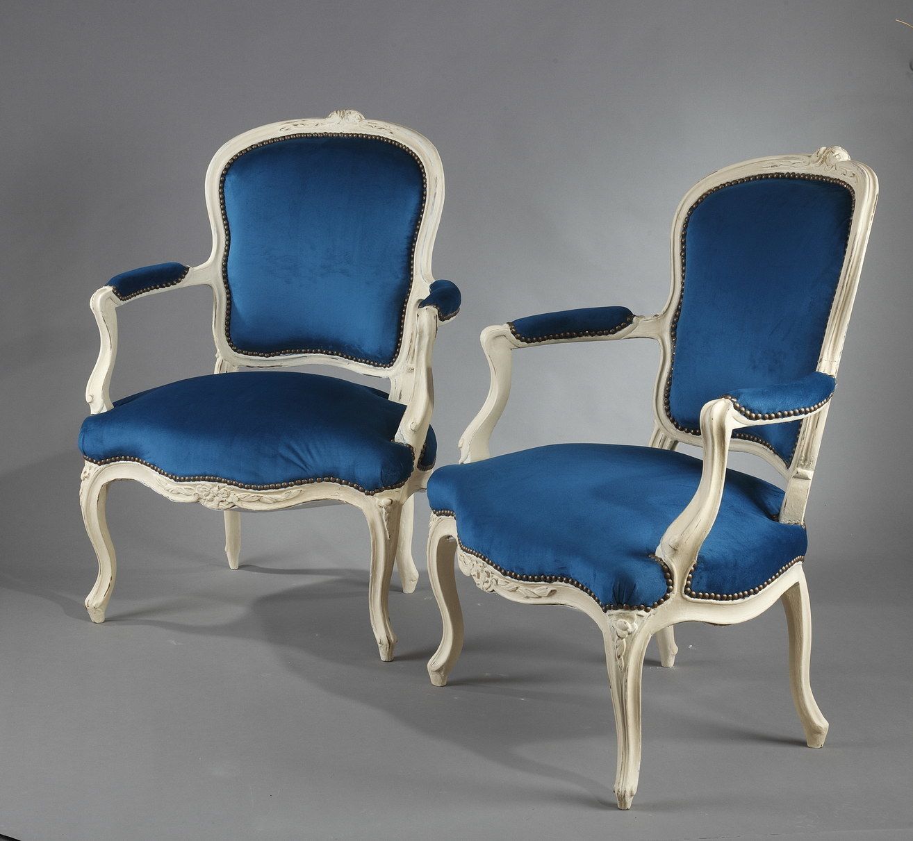 Quatre fauteuils en velours bleu paon d'époque Louis XV photo vinterior