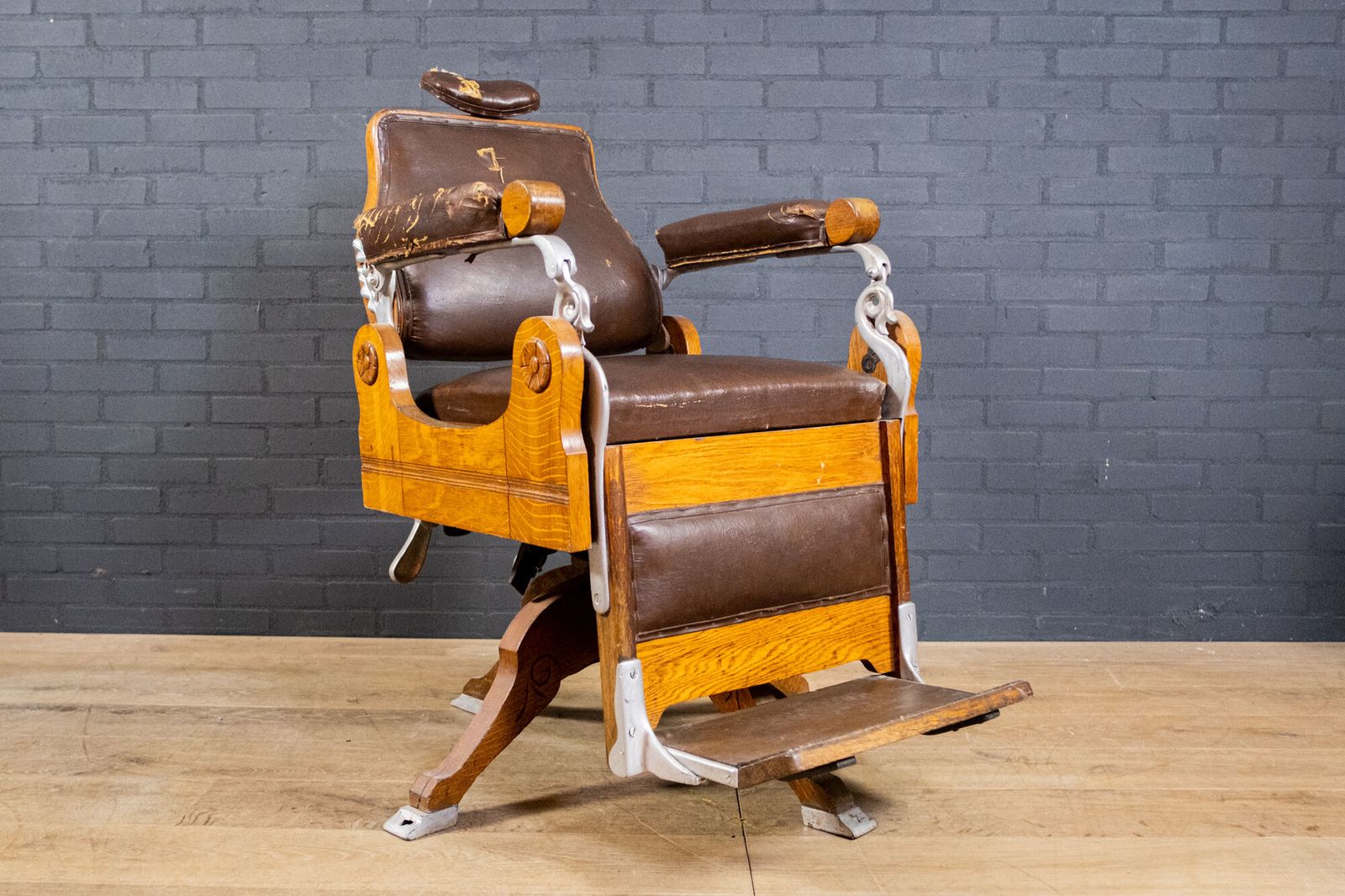 1560.0 Art Deco Oak And Leather Barber Chair photo
