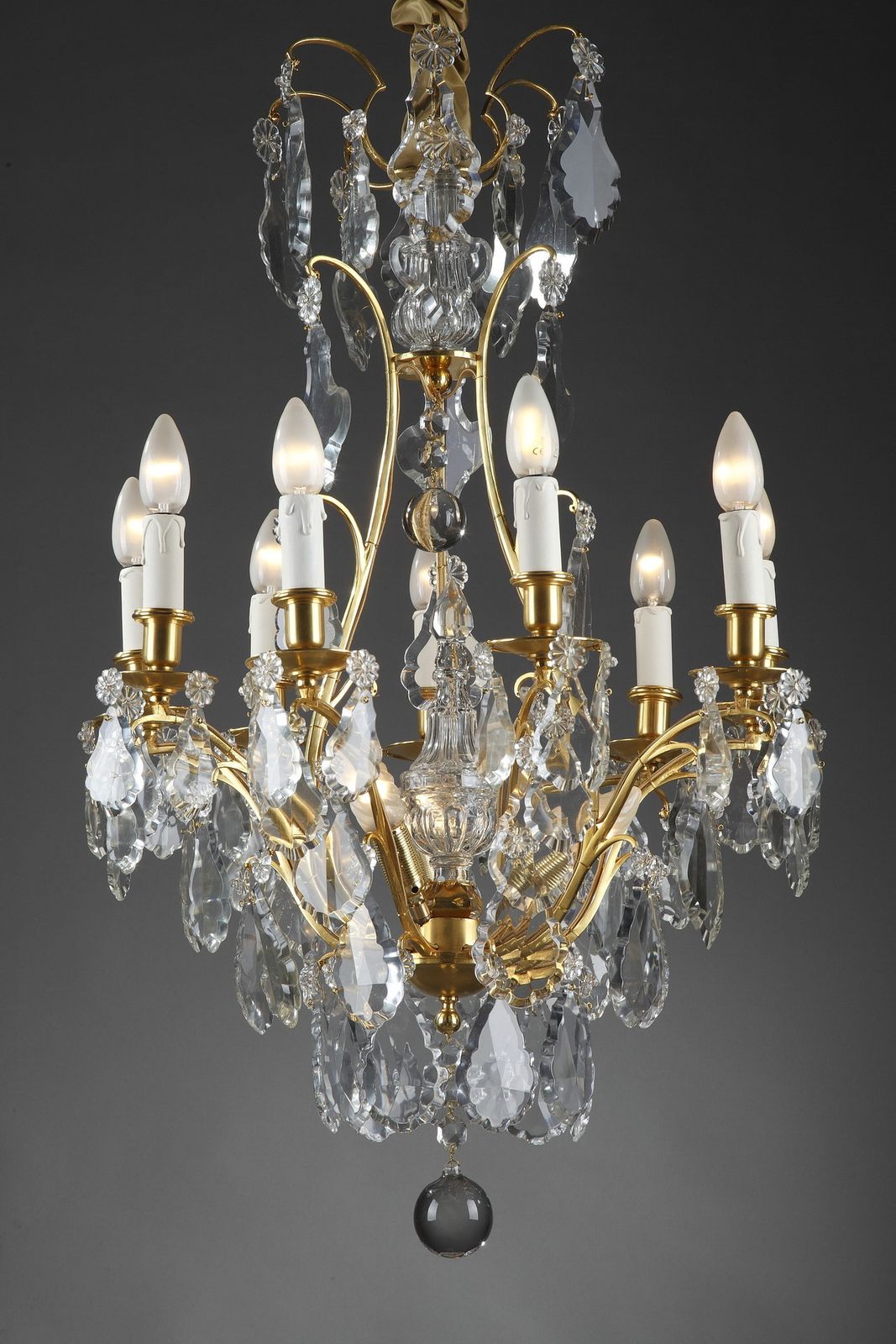 Lustre à huit bras de lumière en bronze doré et pendeloques photo furniture