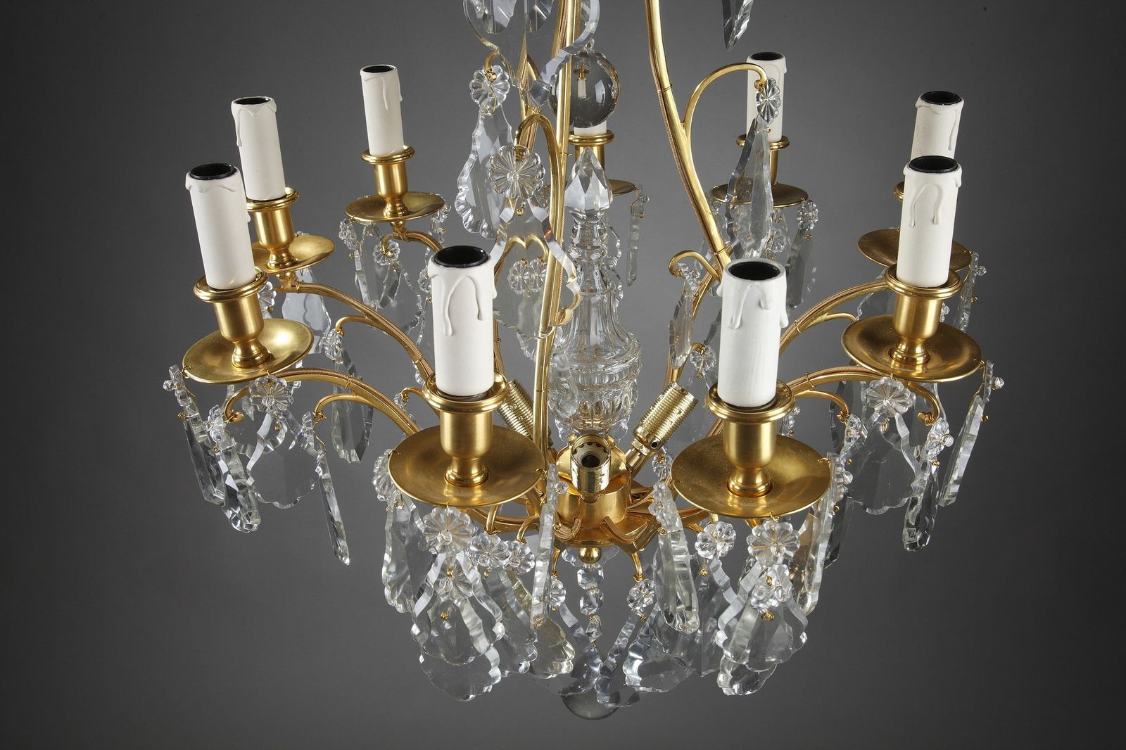 Lustre à huit bras de lumière en bronze doré et pendeloques photo buy