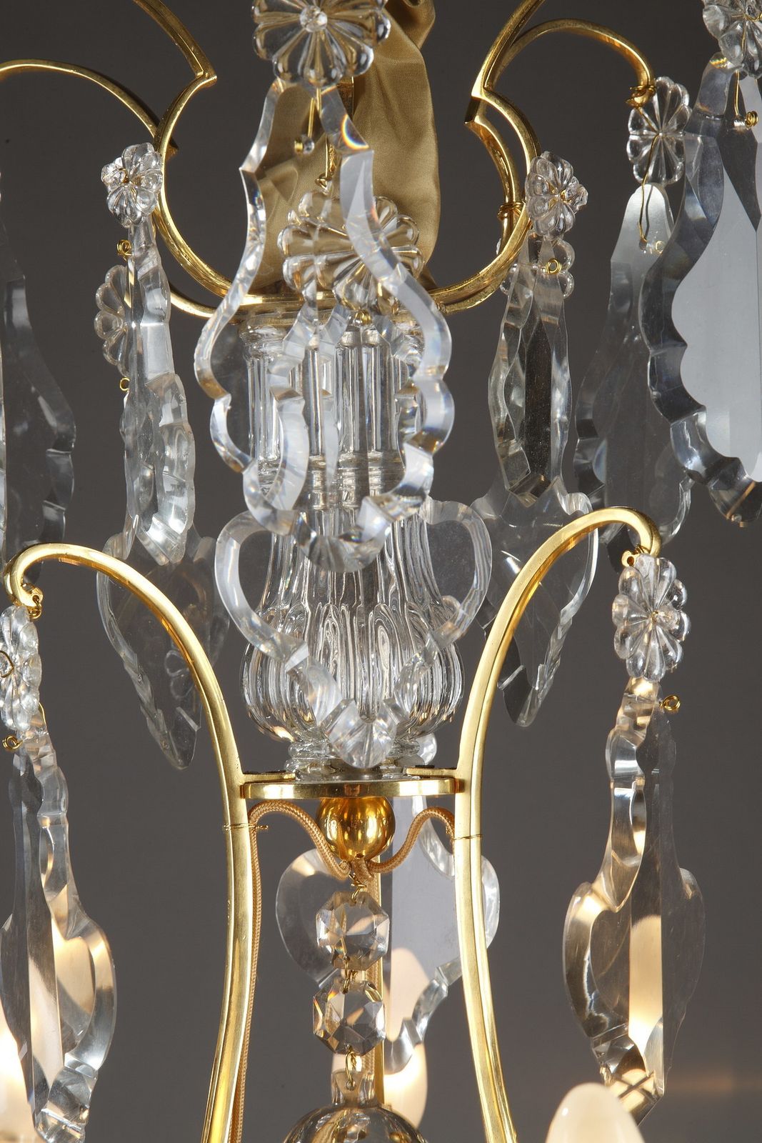 photo buy Lustre à huit bras de lumière en bronze doré et pendeloques