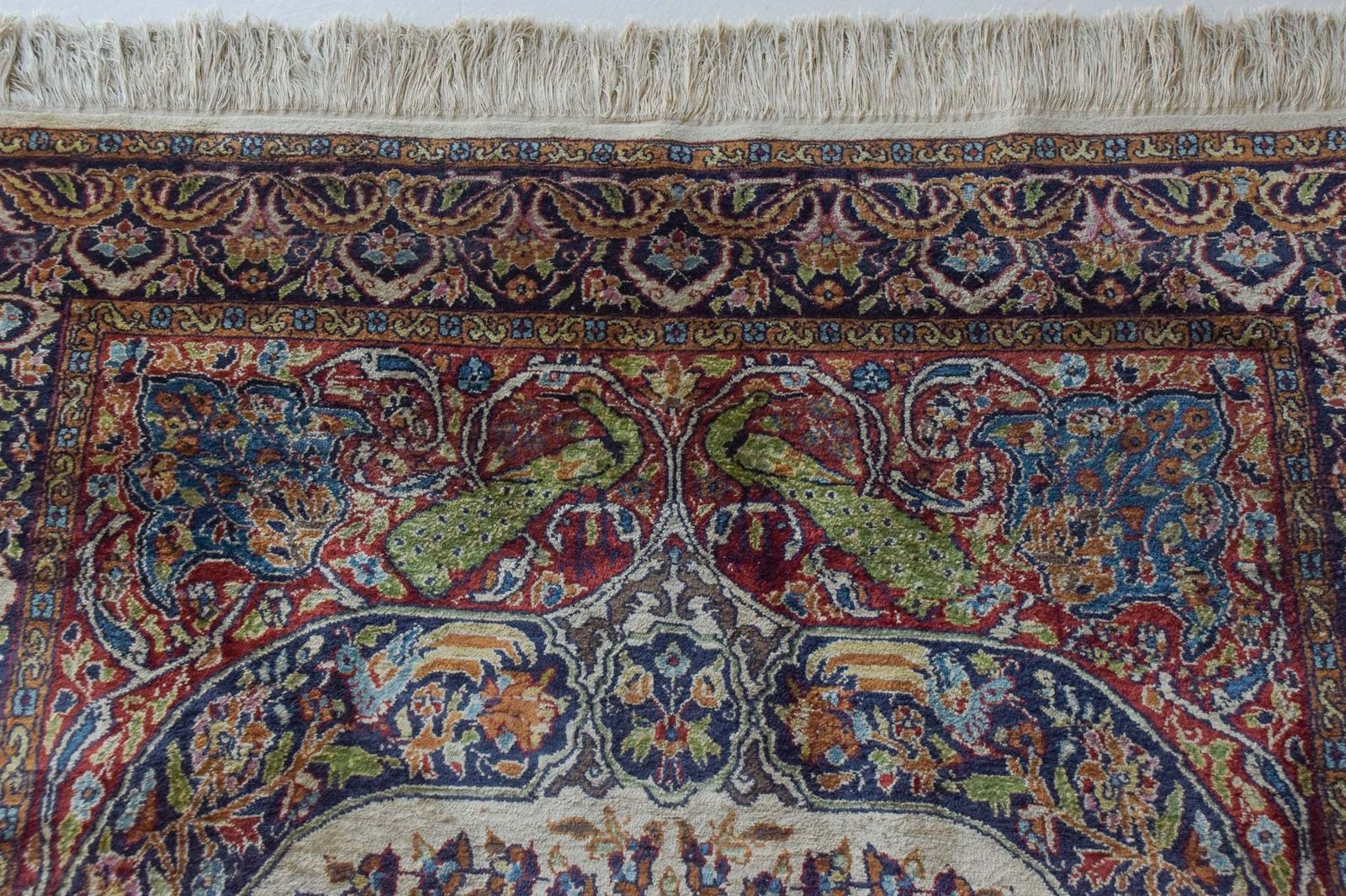 Handgeweven Vloerkleed Met Pauwen En Leeuwen photo for sale