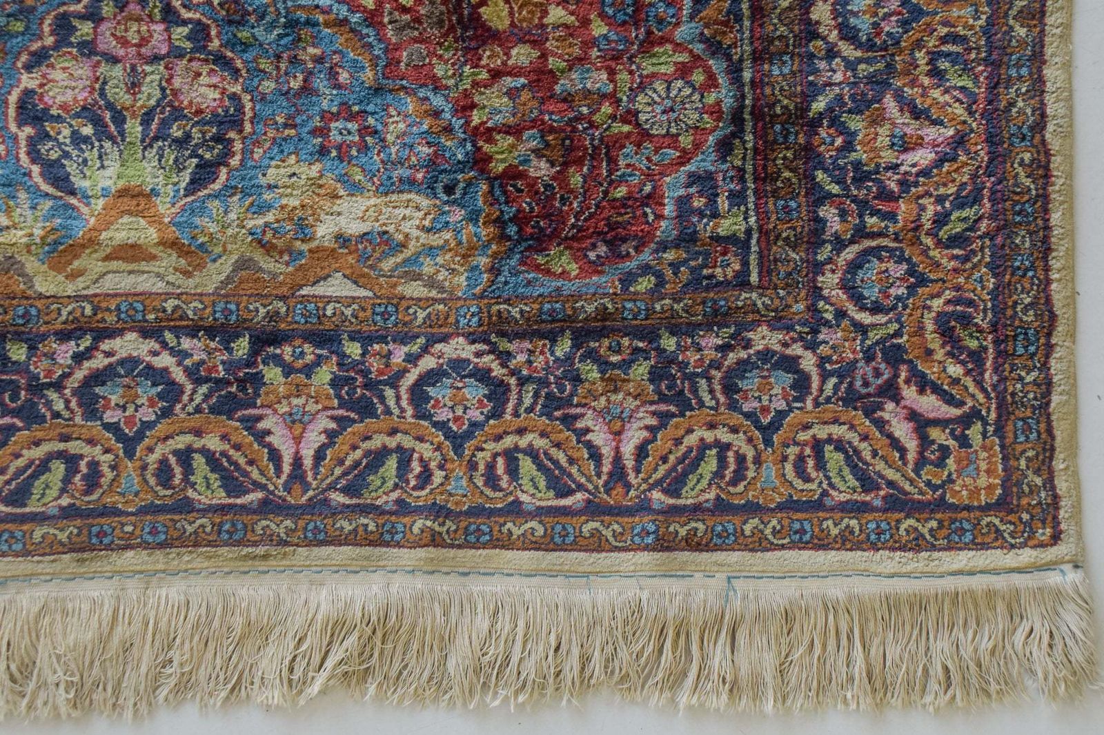 Textiel Handgeweven Vloerkleed Met Pauwen En Leeuwen photo