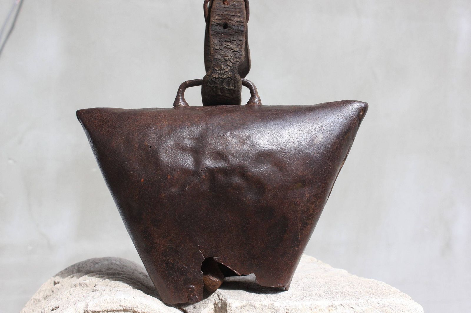 Antique Giant Bronze Bell Ox Or Buffalo Bell Animal Rattle Farmhouse Hanging Decoration photo furniture
