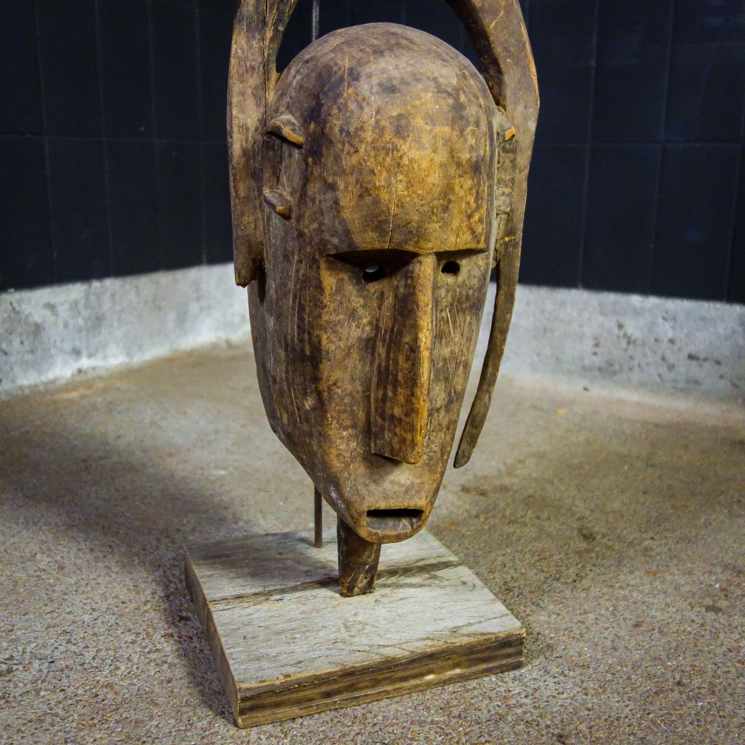 Etnisch Masker Van Hout En Schelpen Op Standaard – Ghana photo vinterior