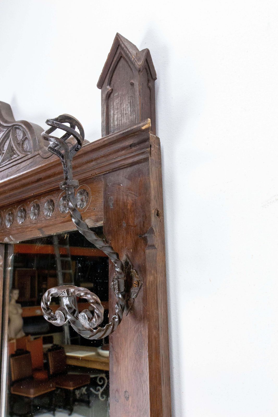 Portemanteau en chêne de style gothique avec miroirs, milieu du XIXe siècle photo vinterior