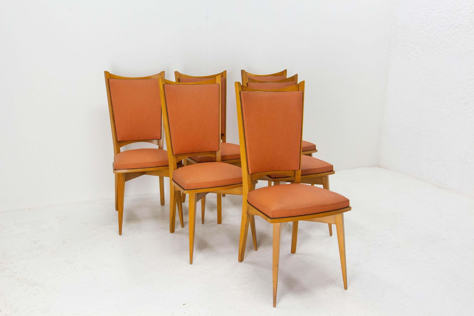 Six chaises de salle à manger mid-century françaises en hêtre et moleskine rouge, vers 1950 photo Mobilier