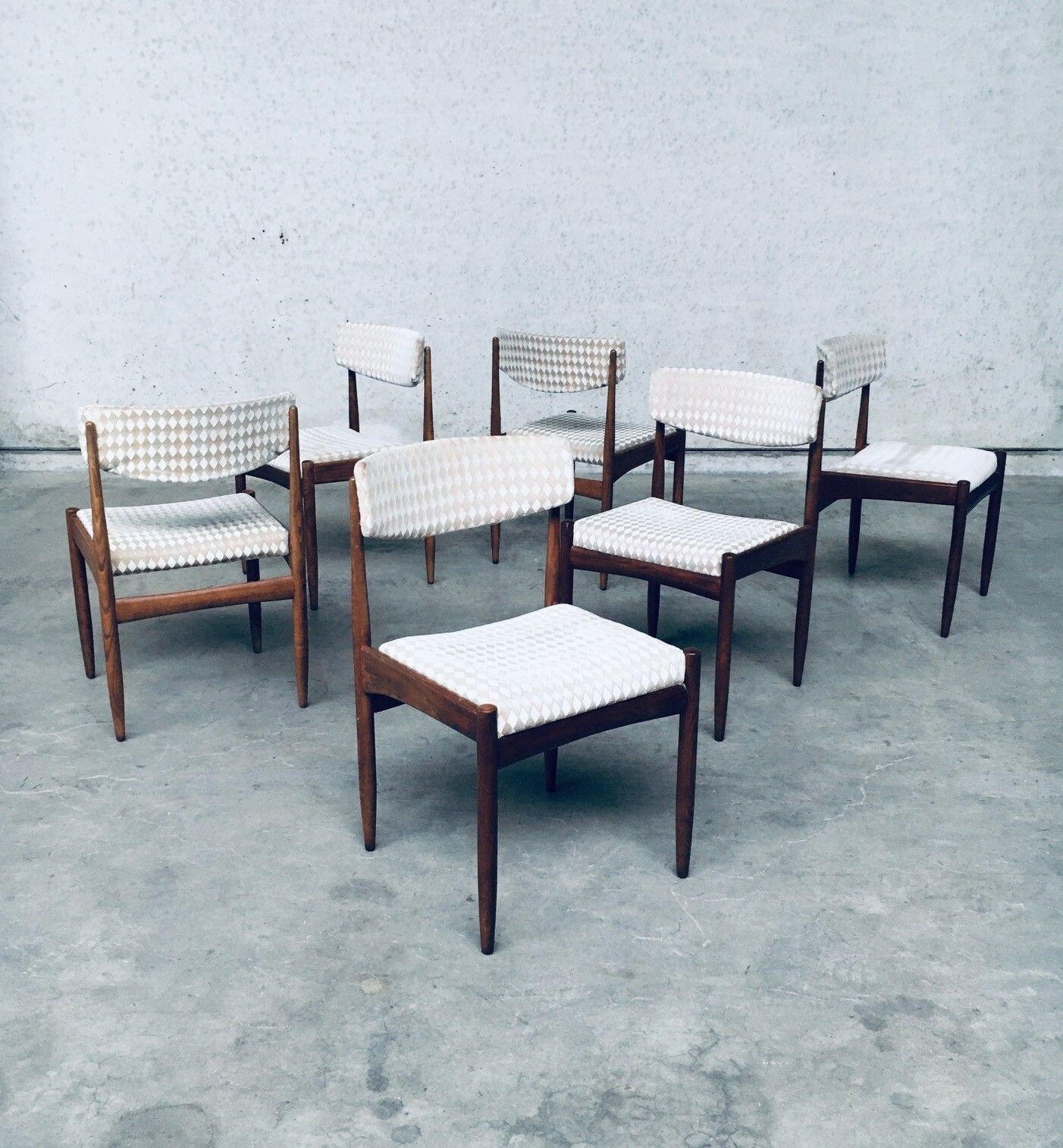 photo furniture Mid Century Modern Scandinavisch Design Teakhouten Eetkamerstoelen, Ca. Jaren 1960