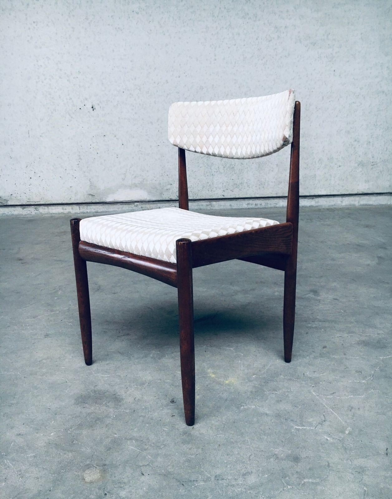 photo vinterior Mid Century Modern Scandinavisch Design Teakhouten Eetkamerstoelen, Ca. Jaren 1960