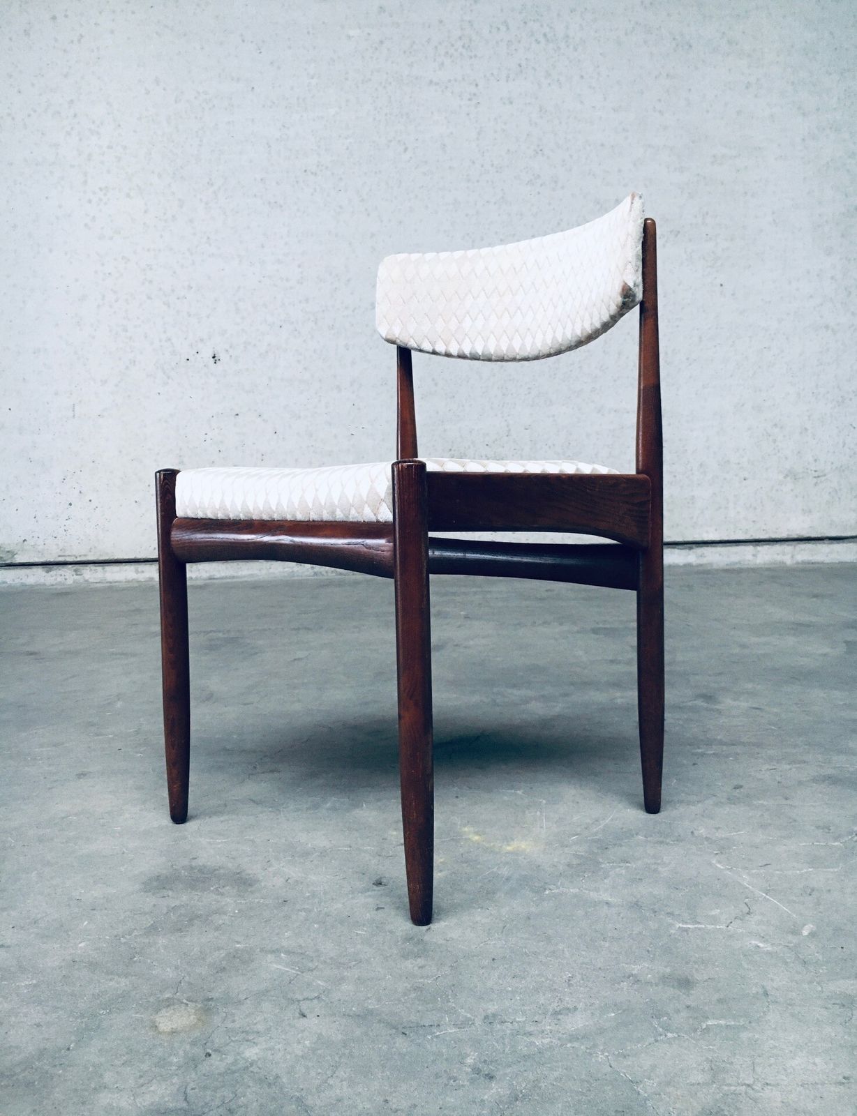 photo buy Mid Century Modern Scandinavisch Design Teakhouten Eetkamerstoelen, Ca. Jaren 1960