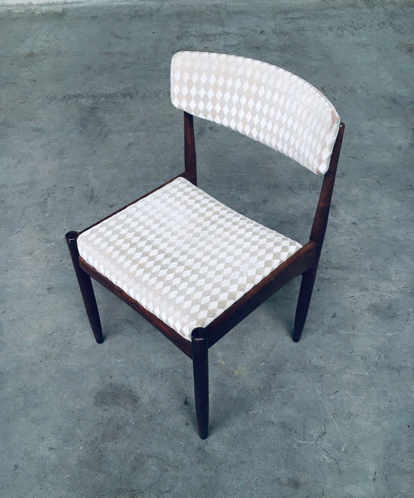 photo vintage Mid Century Modern Scandinavisch Design Teakhouten Eetkamerstoelen, Ca. Jaren 1960