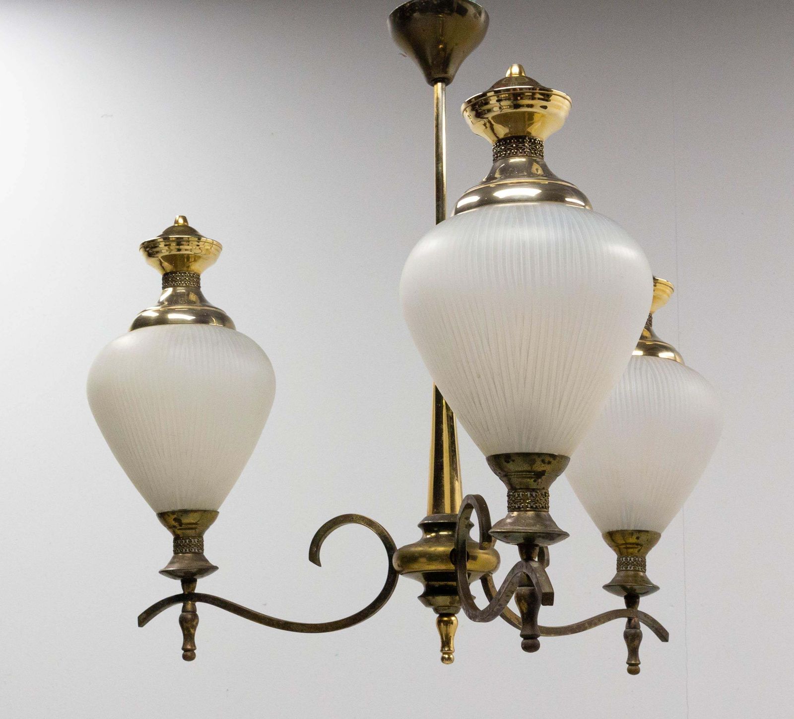 Lustre plafonnier français trois lumières en verre et laiton, vers 1960 photo furniture