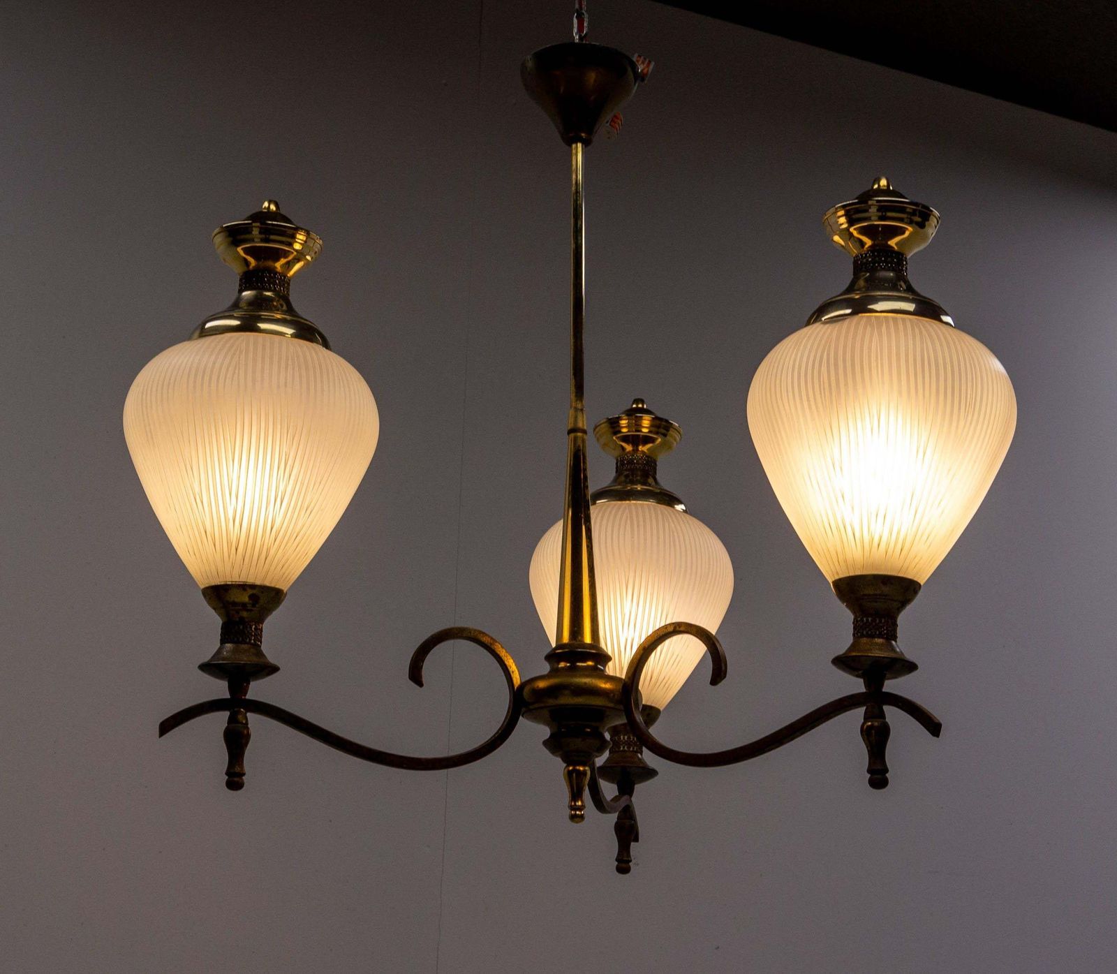 Lustre plafonnier français trois lumières en verre et laiton, vers 1960 photo 590.0