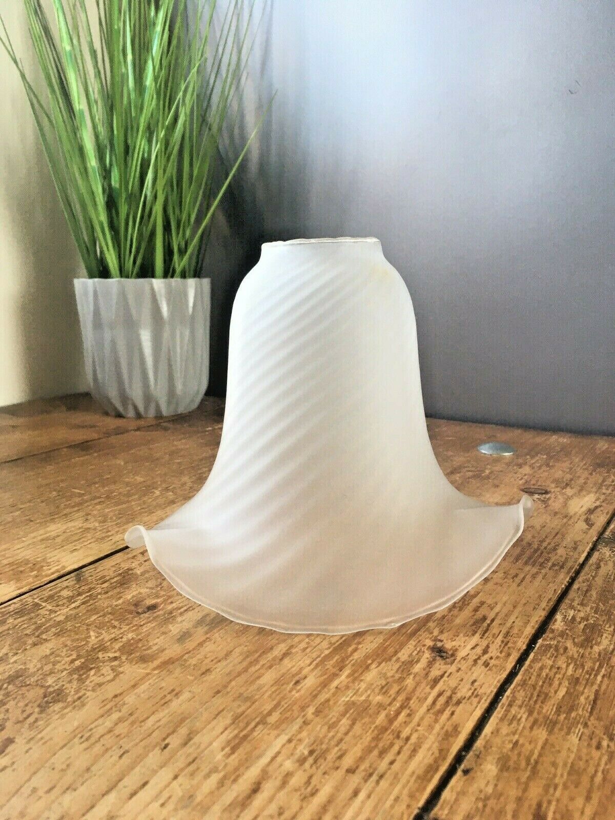 Lovely Vintage French Vianne Glass Frosted Ribbed Ruffled Fluted Edge Lamp Shade photo vinterior