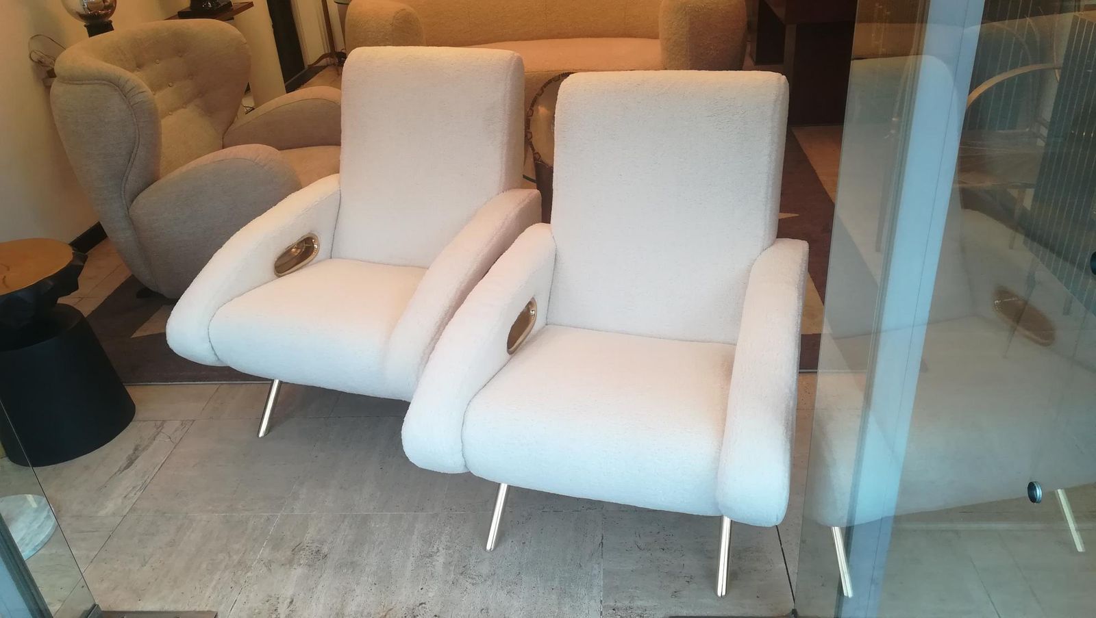 photo furniture Pair Of Armchairs In Soft White Fabric