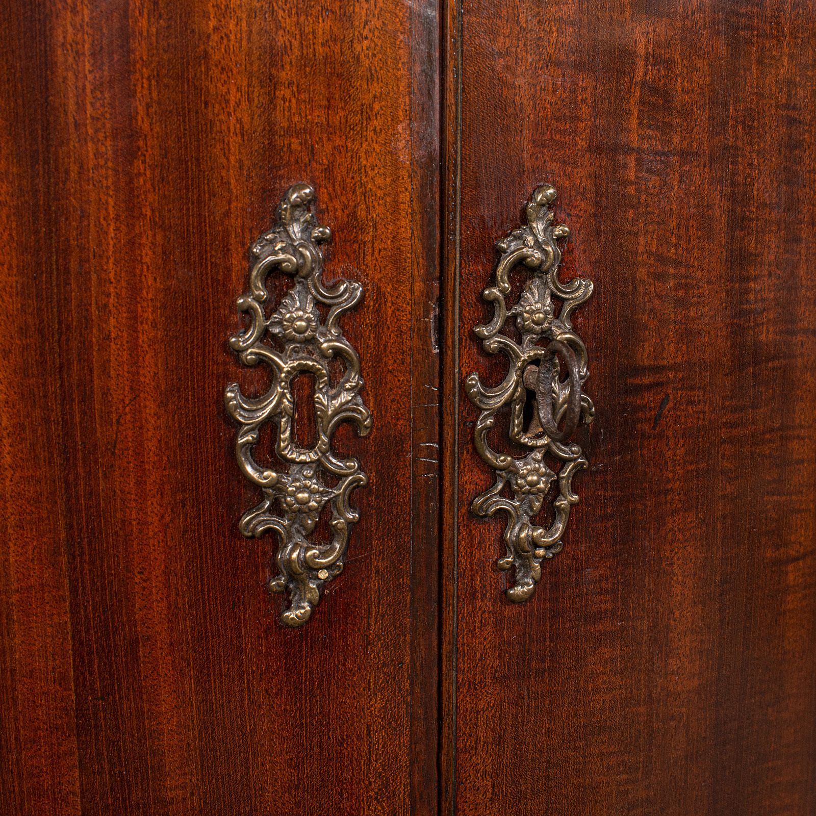 photo furniture Antique Corner Cabinet, English, Bow Front, Hanging, C.1780