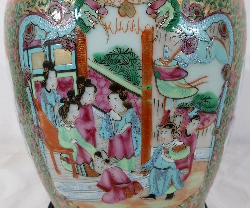 photo vinterior Canton Porcelain Vase On Wooden Base, China, 19th Century