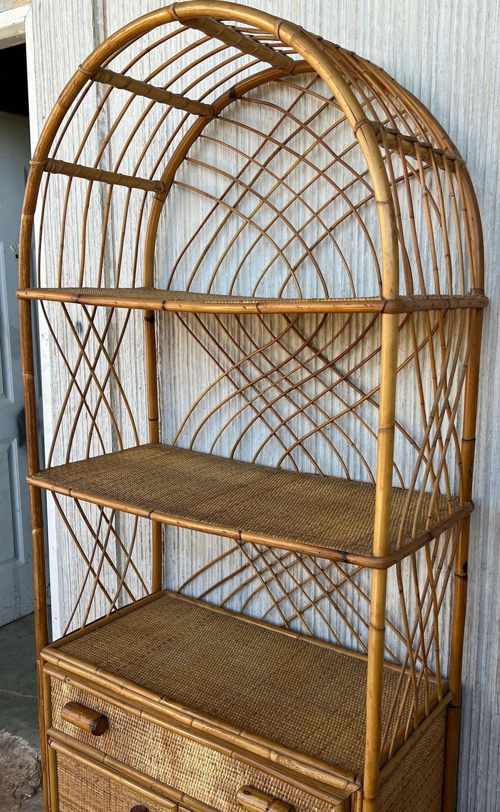 Bibliothèque mid-century courbée à étagères et portes en bambou, design italien photo buy