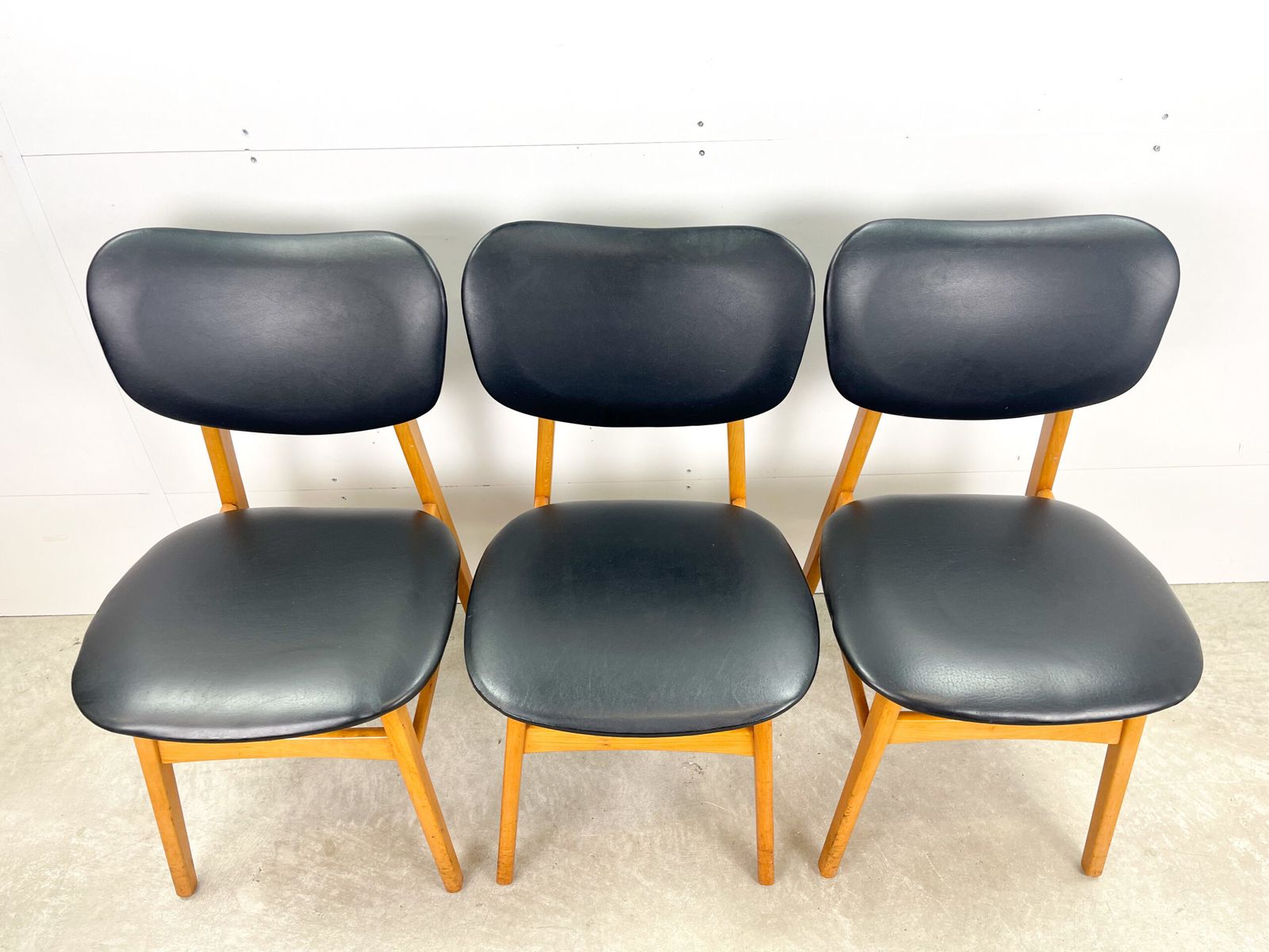 photo furniture Skaileren Chairs With Wood Base