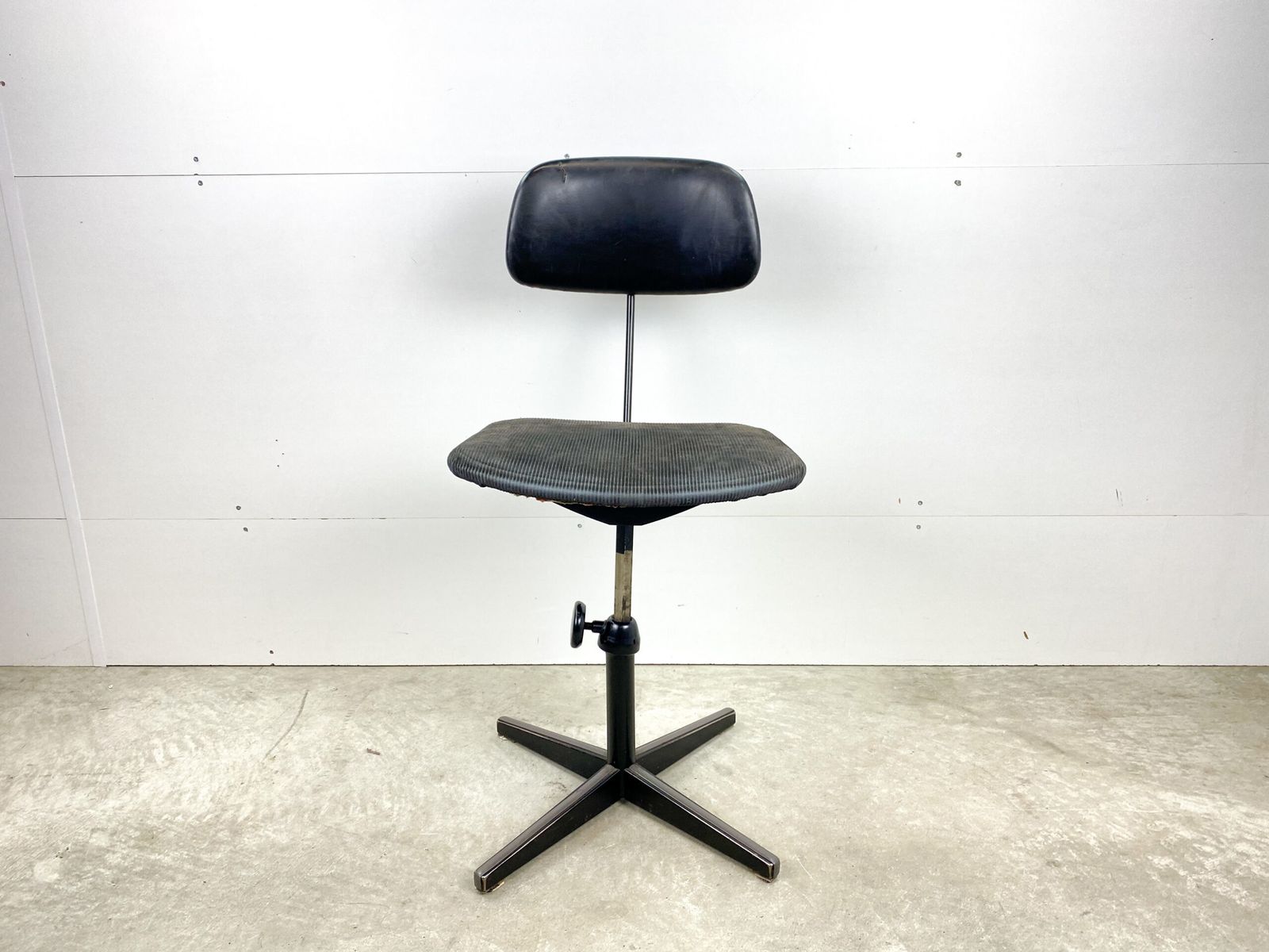 photo furniture Black Ahrend De Cirkel Office Chair