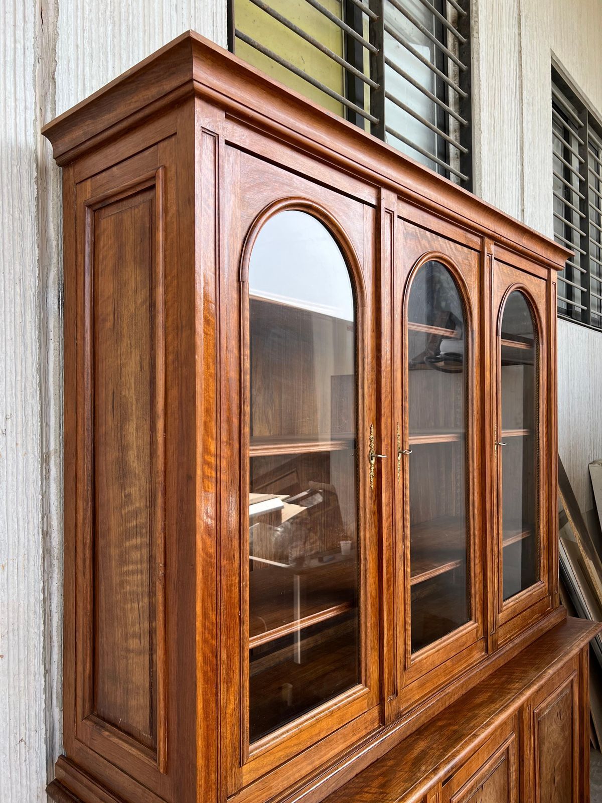 Bibliothèque ou vitrine du début du XXe siècle en pin espagnol, trois portes vitrées en arc photo vintage