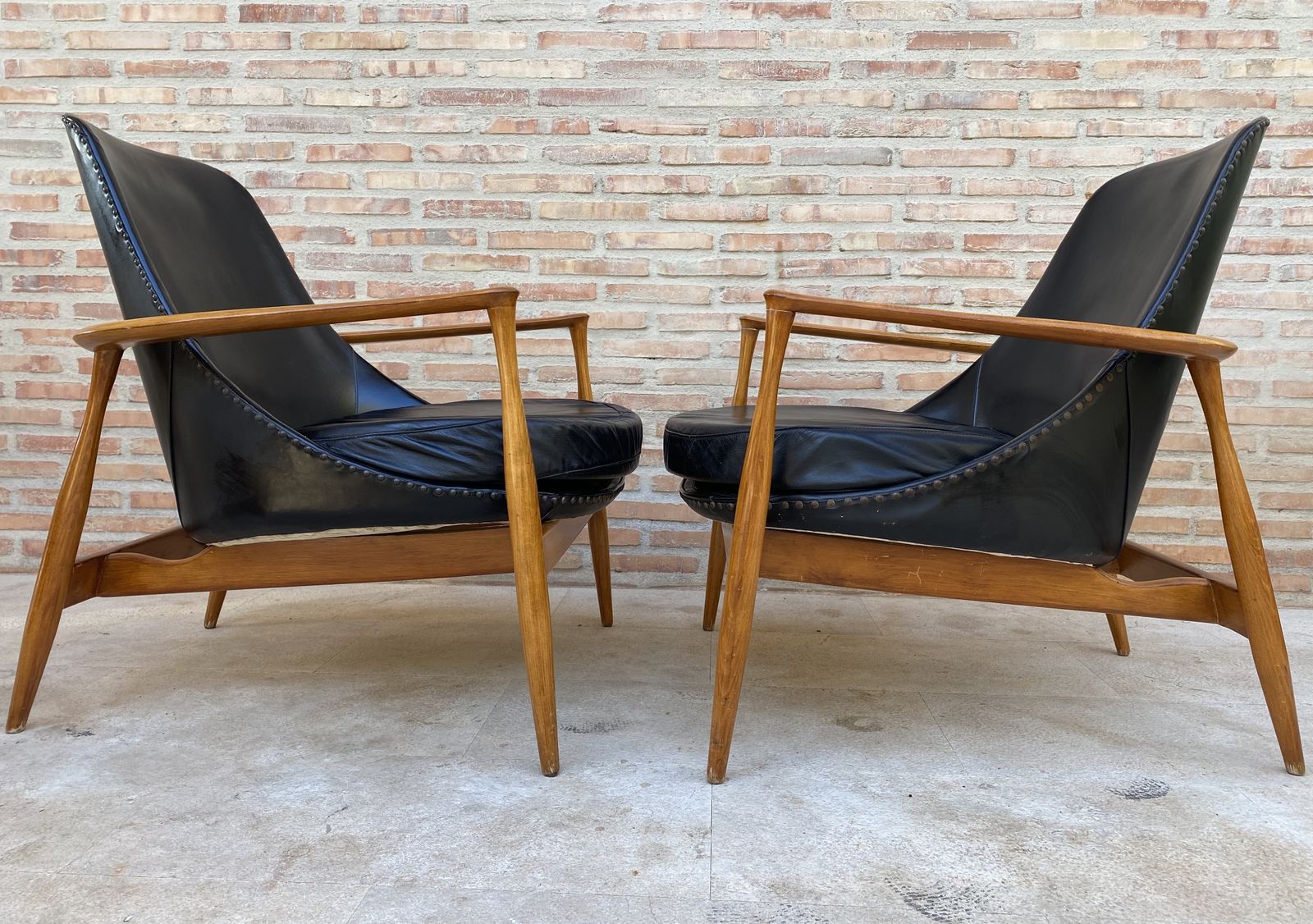 photo furniture Ib Kofod Larsen Elizabeth Lounge Chair Stijl, Set Van Twee