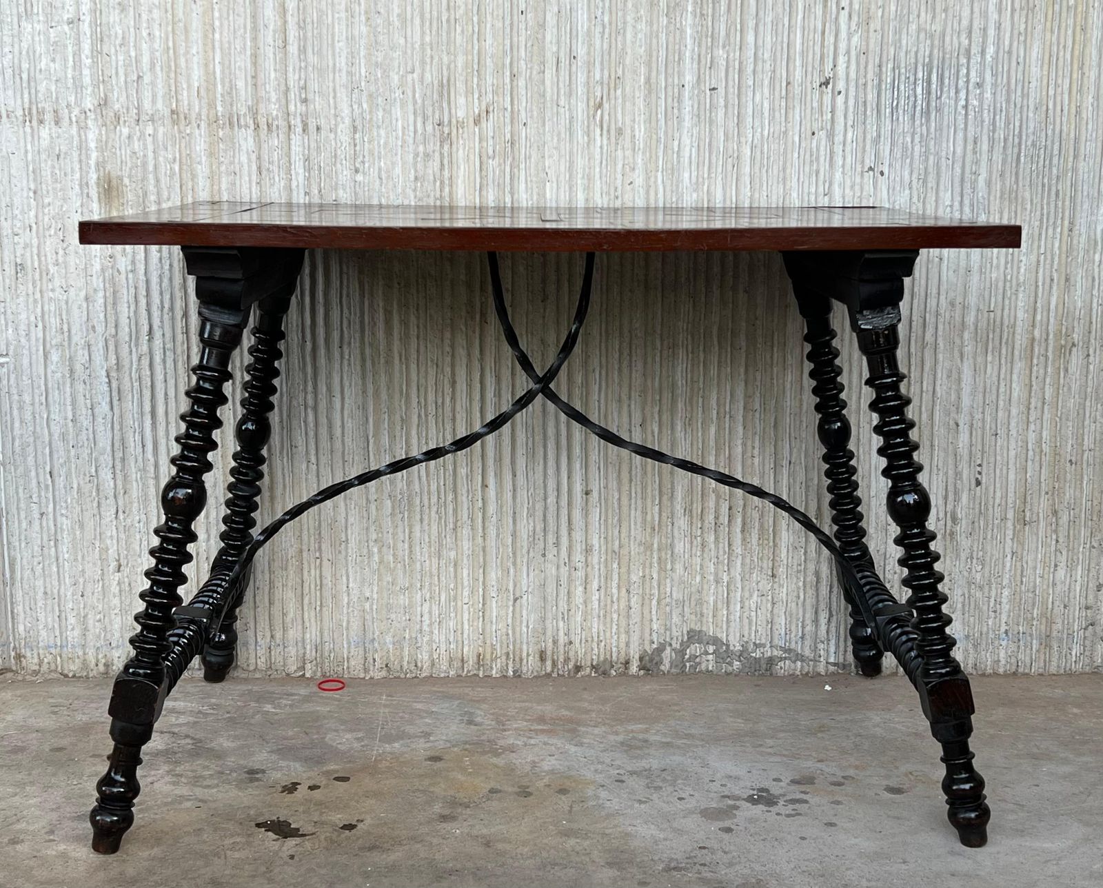 Table d'appoint baroque espagnole XIXe siècle, plateau en marqueterie et entretoise en fer photo furniture