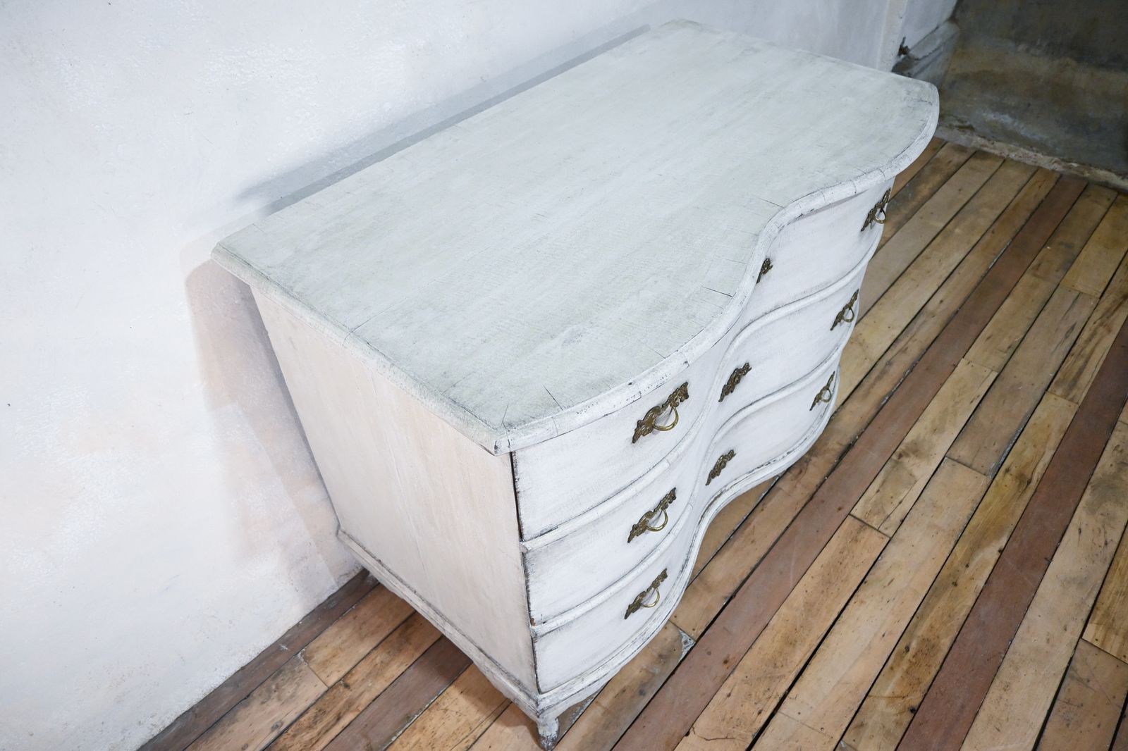 photo furniture 19th Century German Rococo Serpentine Painted Commode