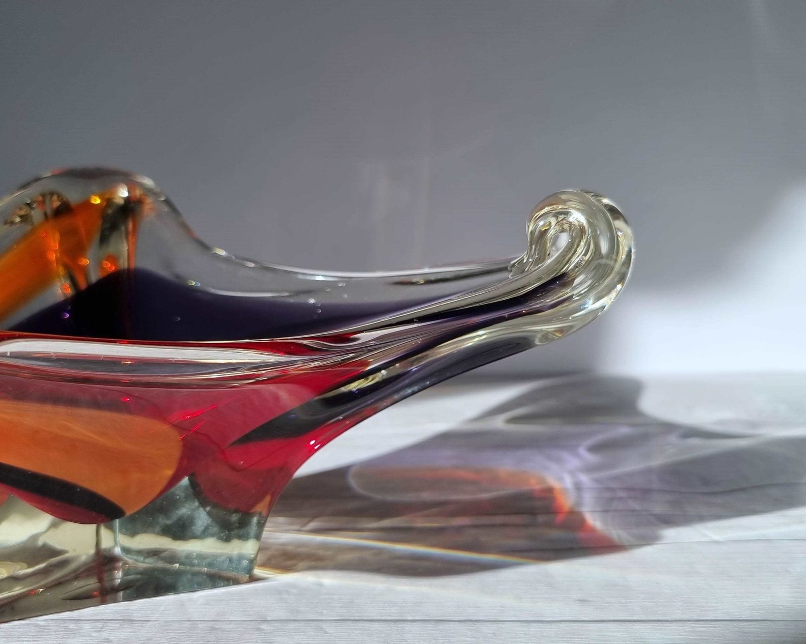 photo furniture Iwatsu Hineri Glassworks, Sculpted Scarlet, Tangelo And Violet Stripe Tricorn Dish 1960s 70s