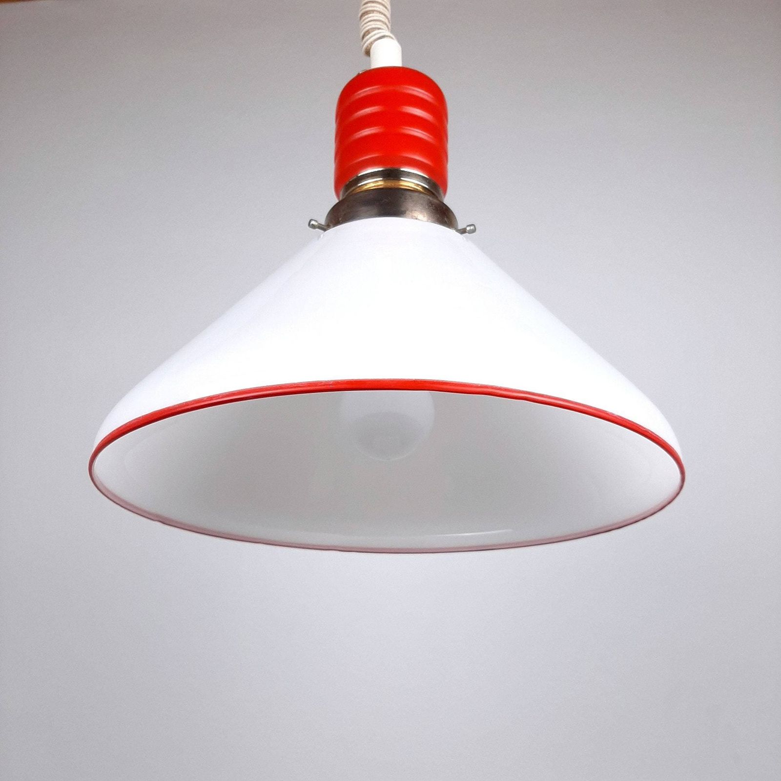 Retro Hanglamp | Italië, Jaren '70 | Glas En Hout | Rood & Wit | Farmhouse / Cottage | Mid Century | Vintage Verlichting photo furniture