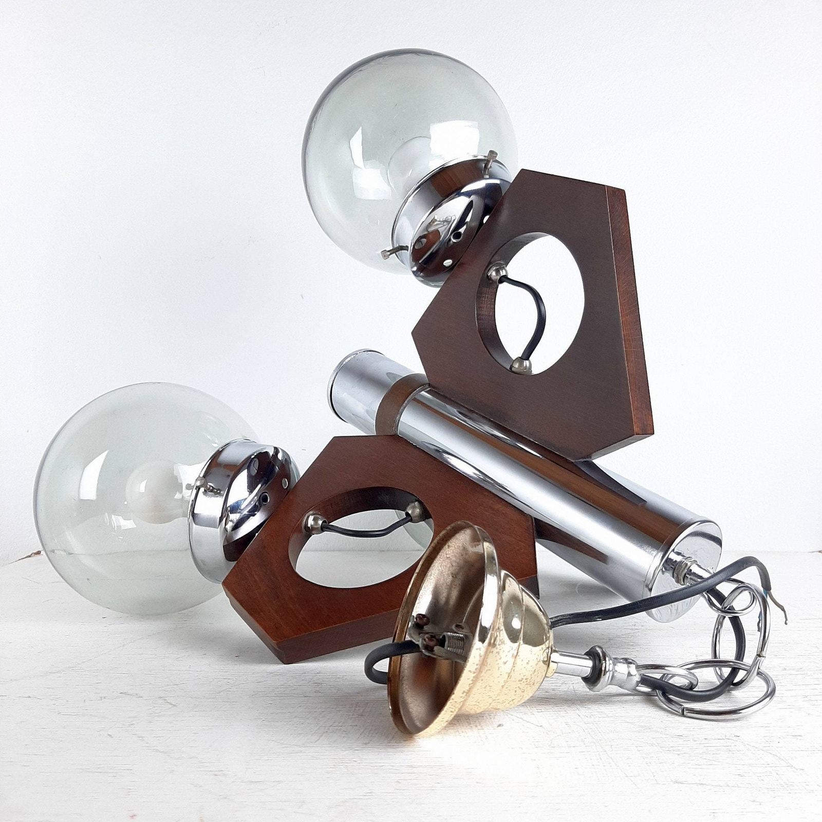 photo furniture Mid Century Hanglamp Joegoslavië Jaren '70 Hout Glas Metaal Geometrische Kroonluchter Drie Lampen Rookglas Space Age