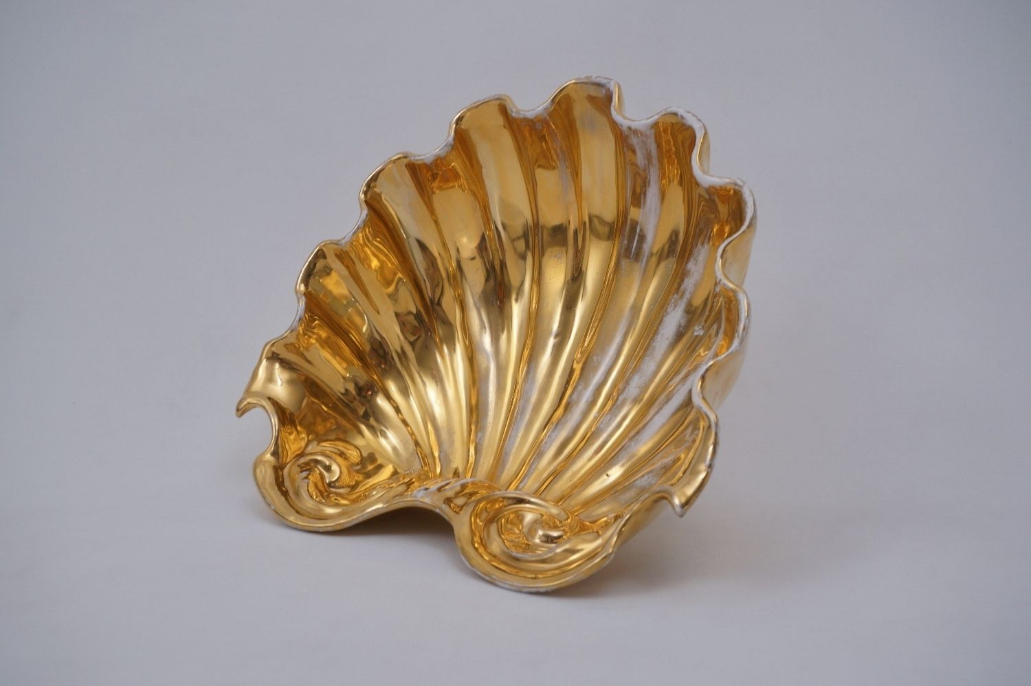 Antique Fabbrica Ferniani Faenza 36.5cm Shell Majolica Bowl, Gold, 1800`s Ca, Italian photo for sale